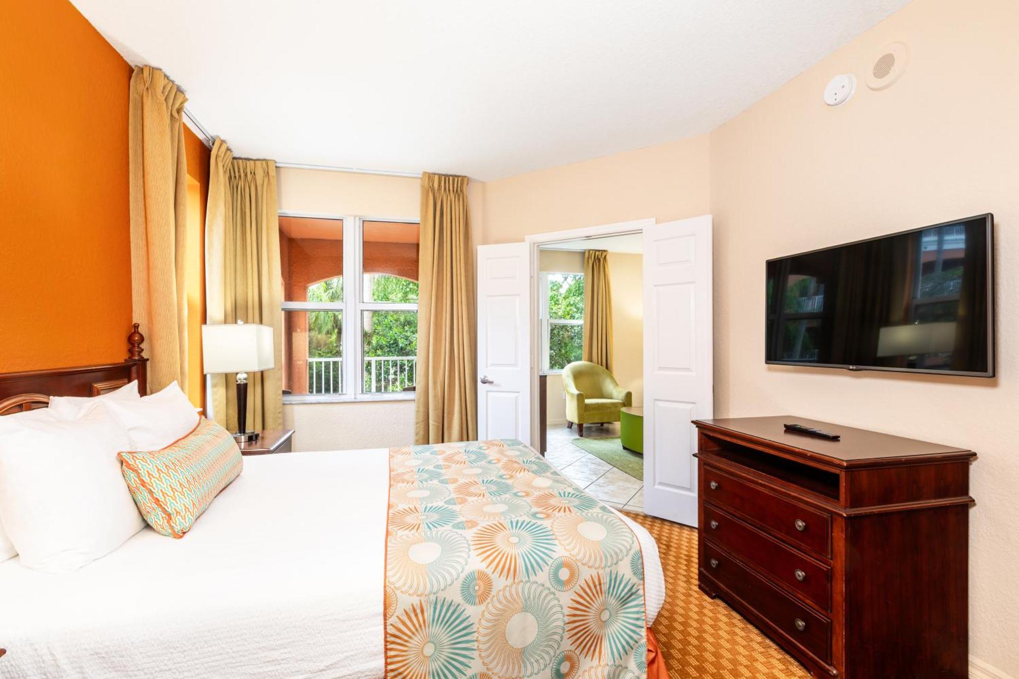 Deluxe One-Bedroom Queen Suite
