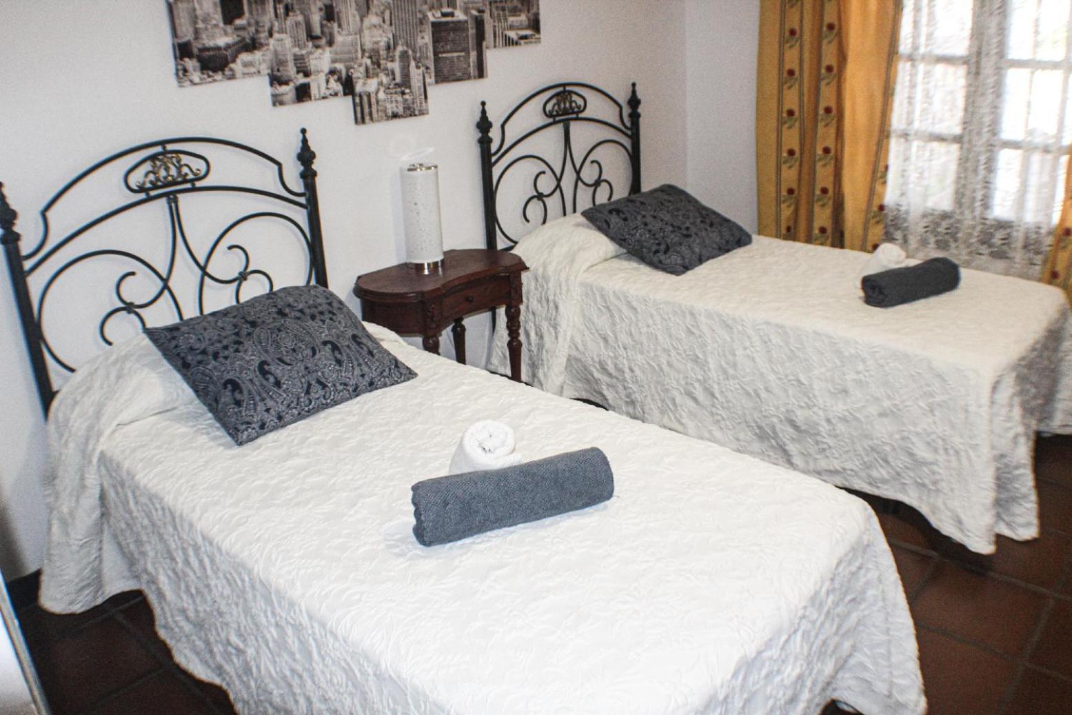 Tweepersoonskamer met 2 Aparte Bedden en Gedeelde Badkamer
