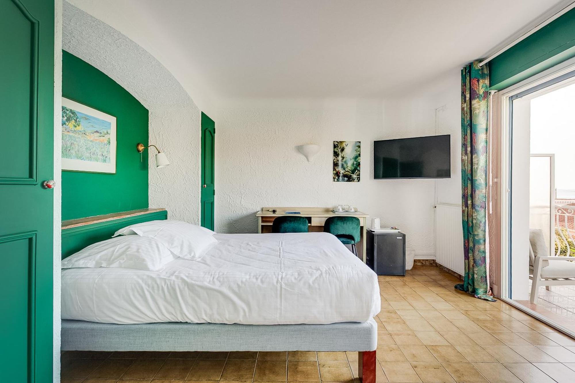 Triple Room with with Terrace and Partial Sea View