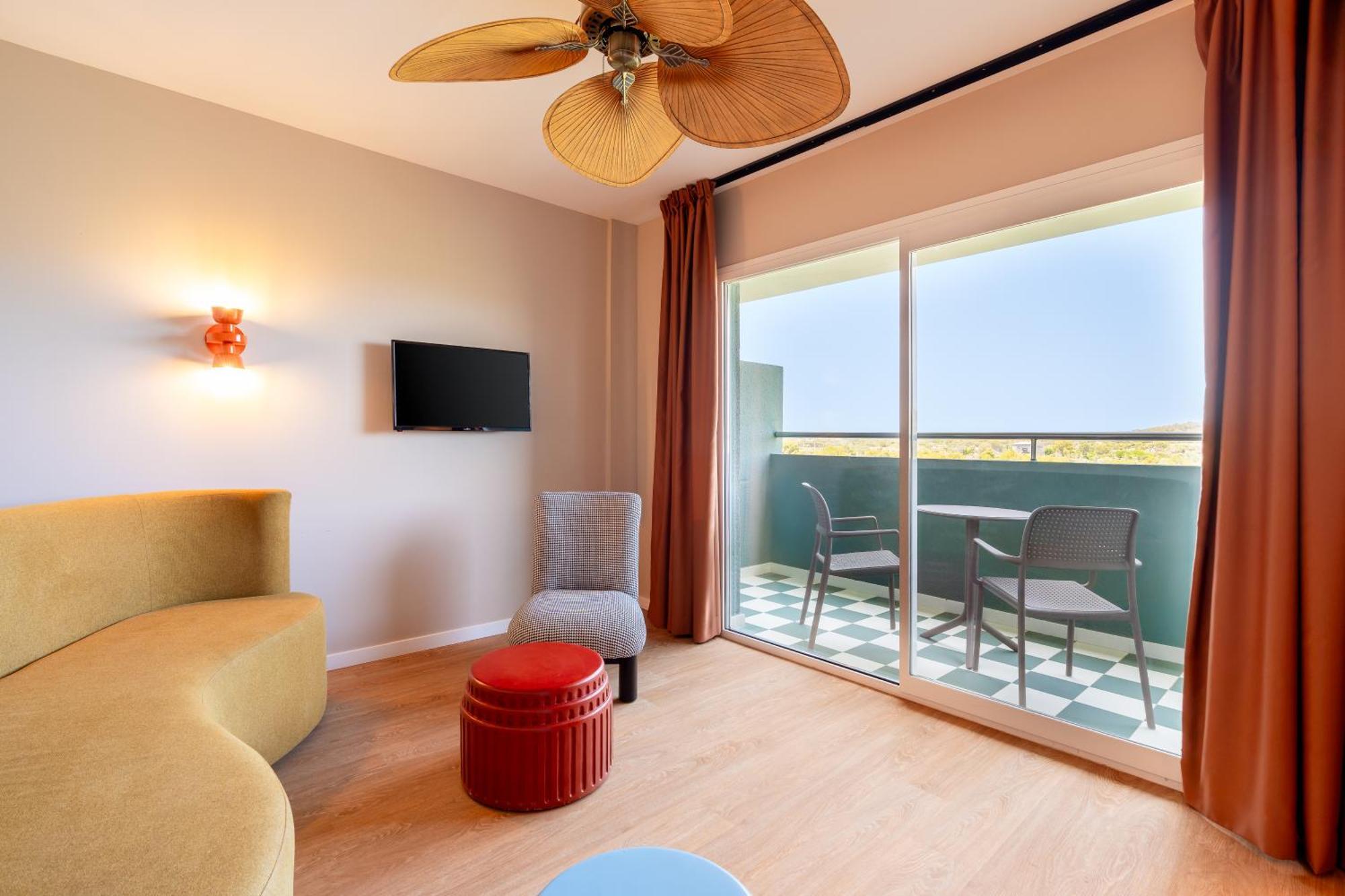 Suite with Mountain View and Unlimited Brunch  (2 Adults + 2 Children)