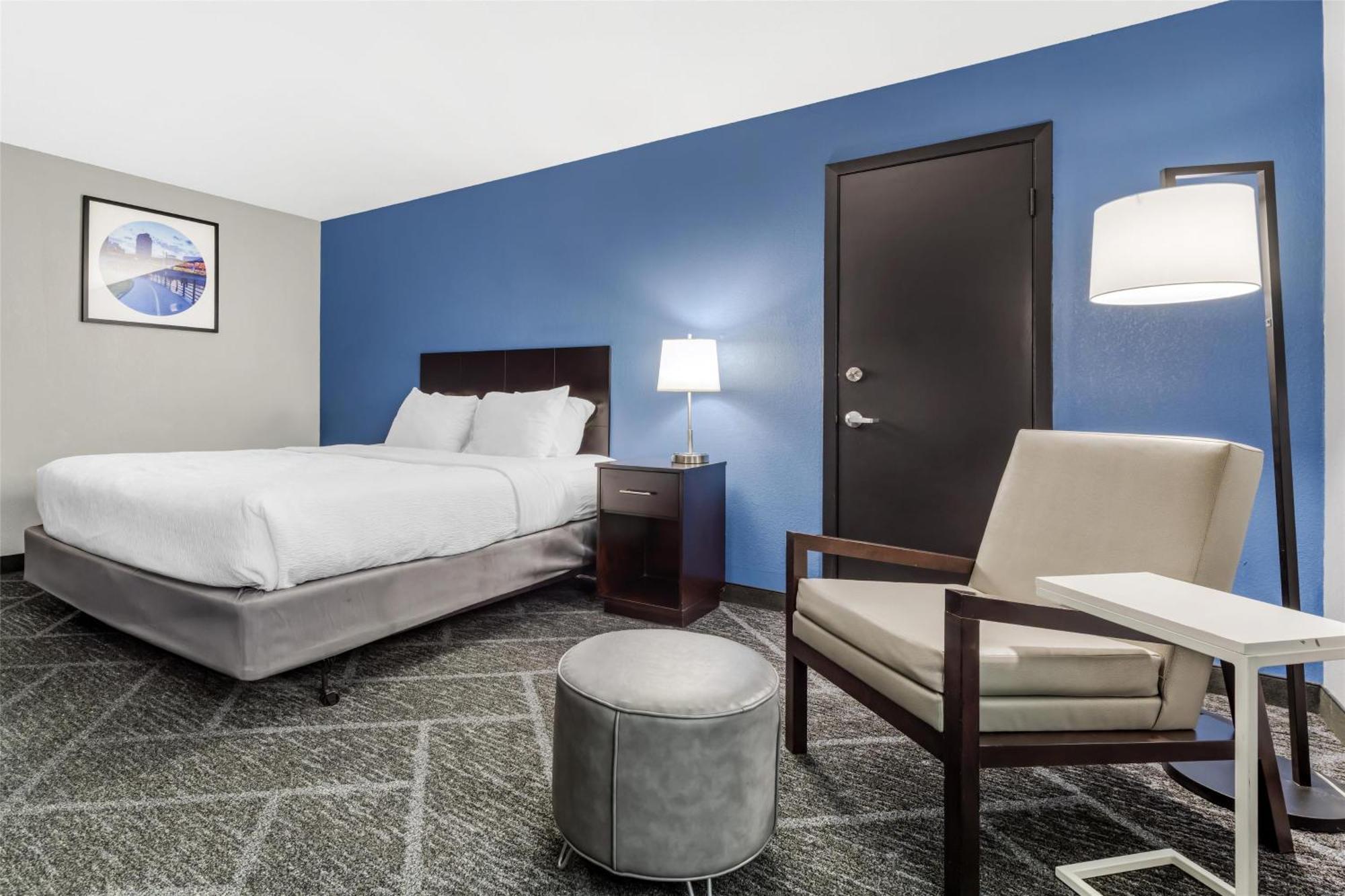 King Room with Mobility Accessible Tub - Pool Side