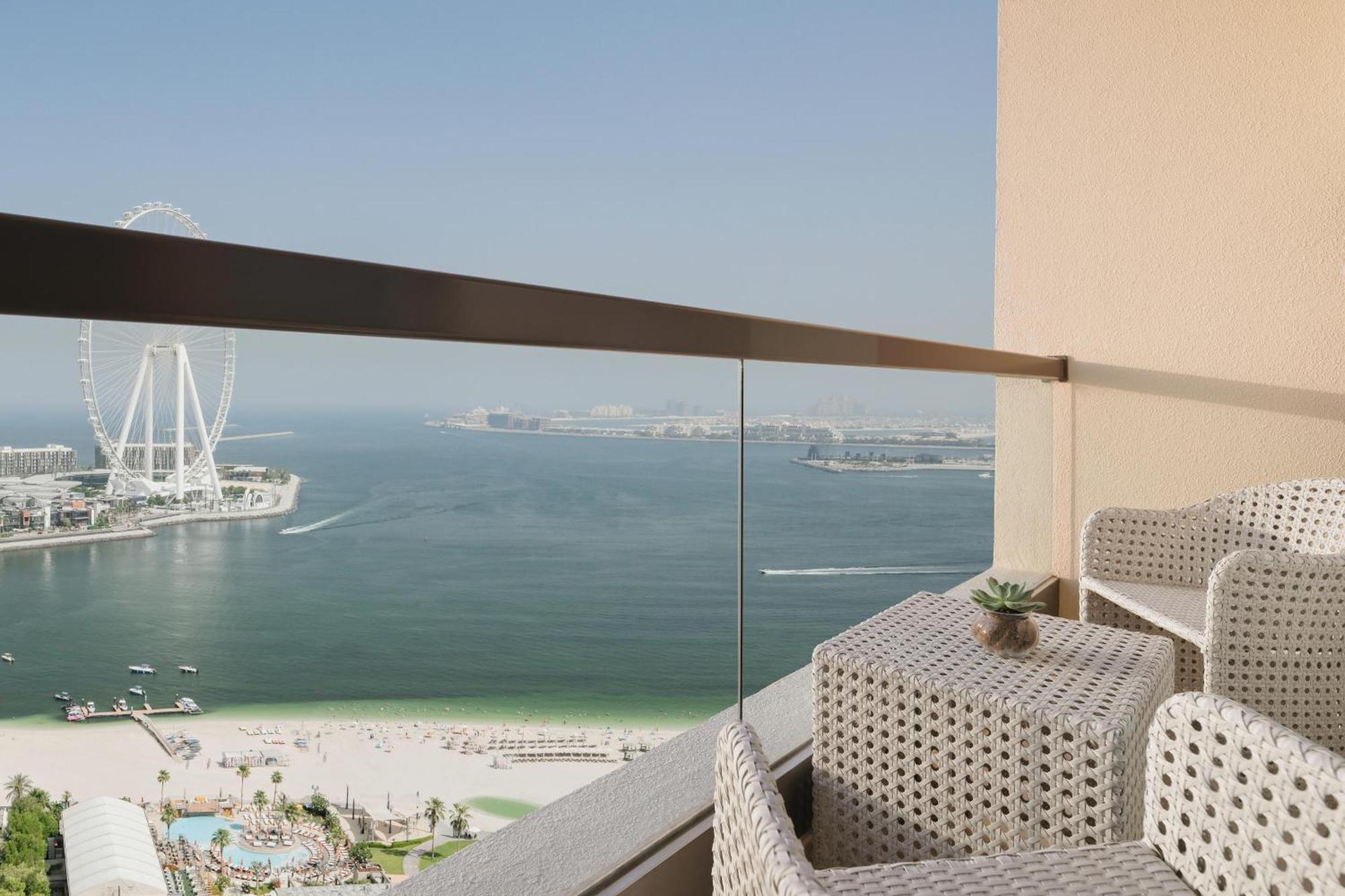 Quarto com Varanda e Vista Mar