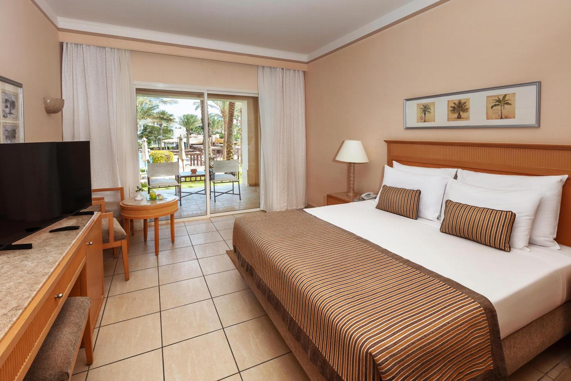Superior Zimmer mit Queensize-Bett und Poolblick oder Superior Zweibettzimmer mit Poolblick