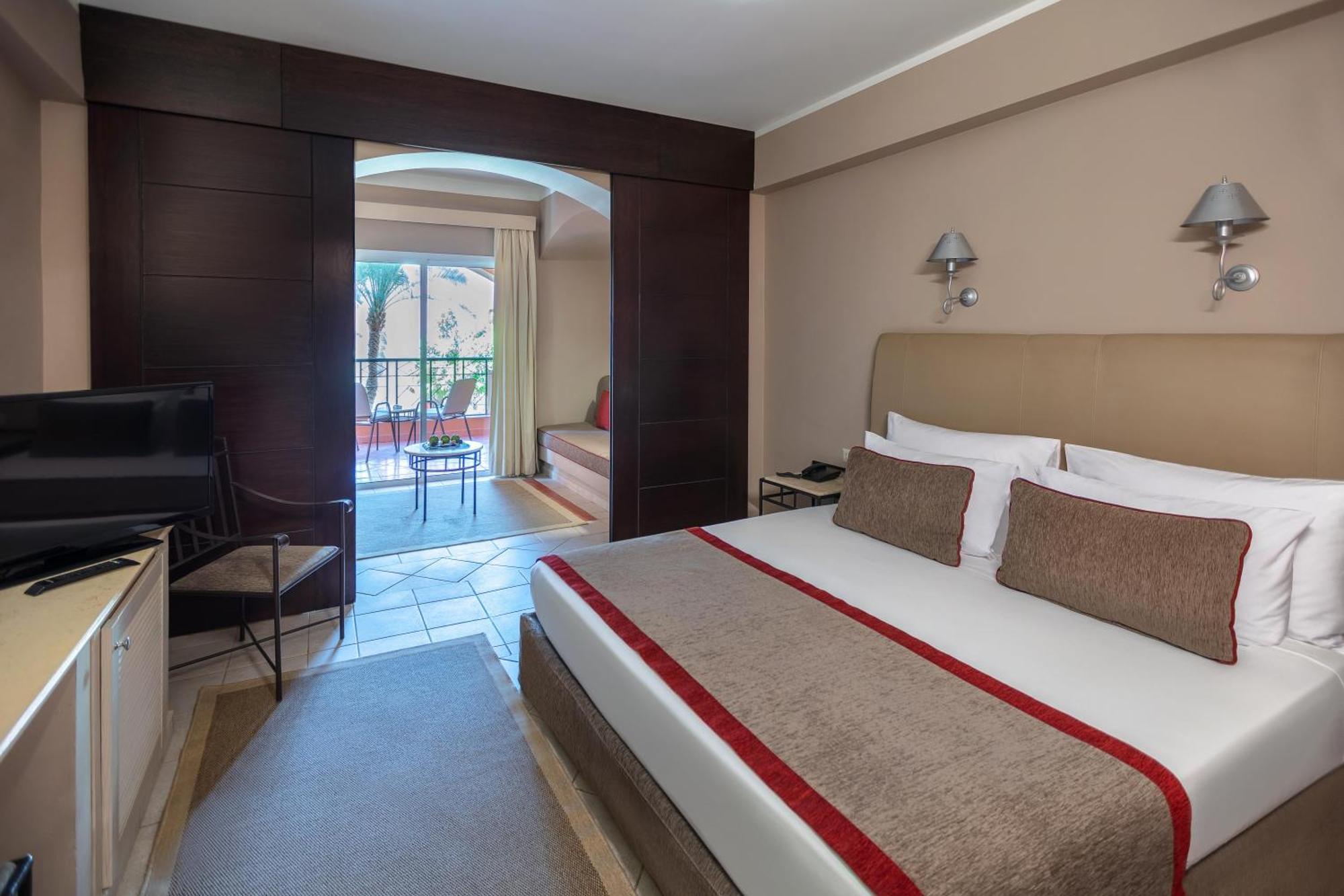 Deluxe Familienzimmer mit Queensize-Bett oder 2 Einzelbetten und Gartenblick