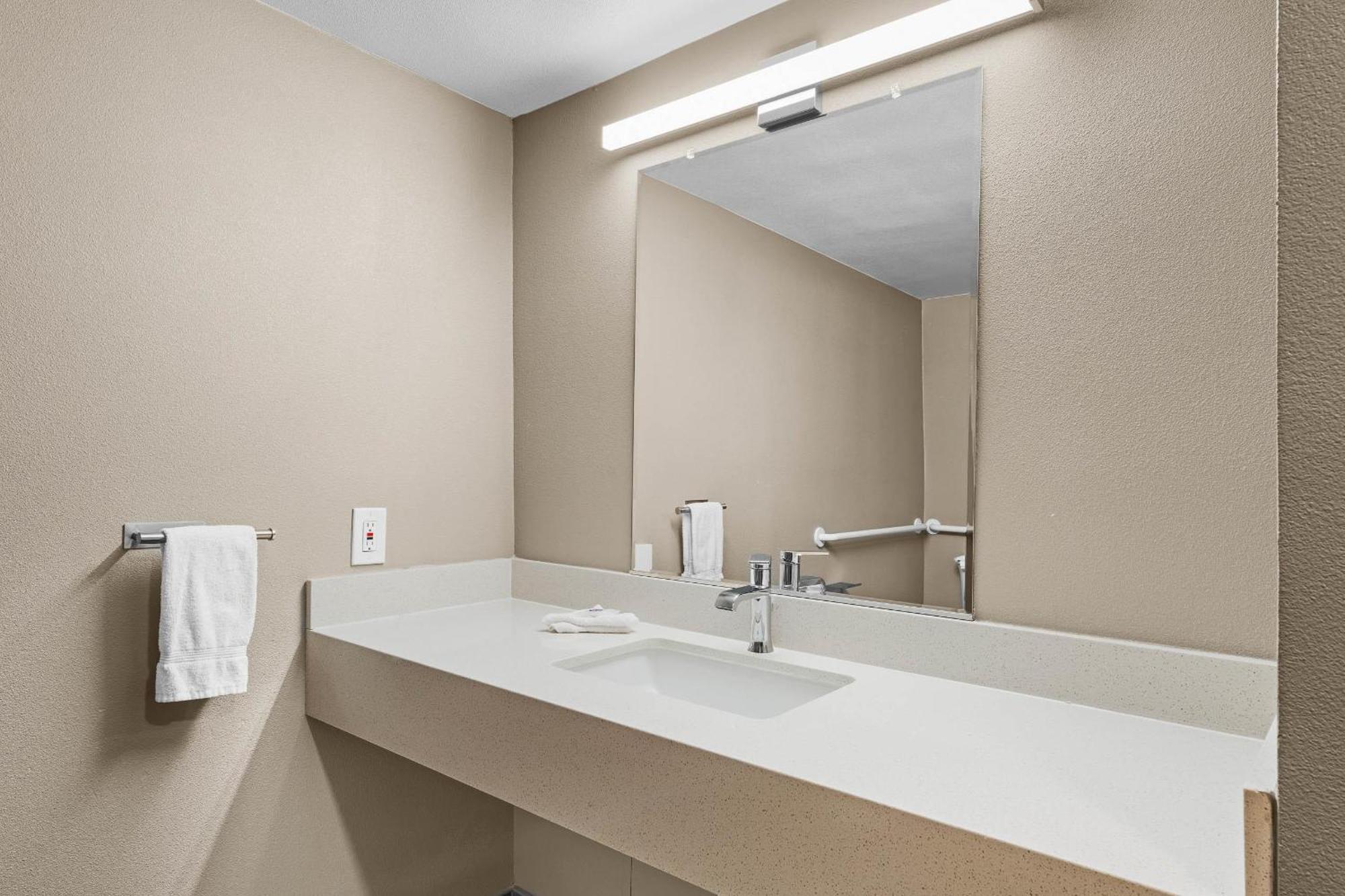 King Room with Roll-in Shower - Disability Access - Non-Smoking