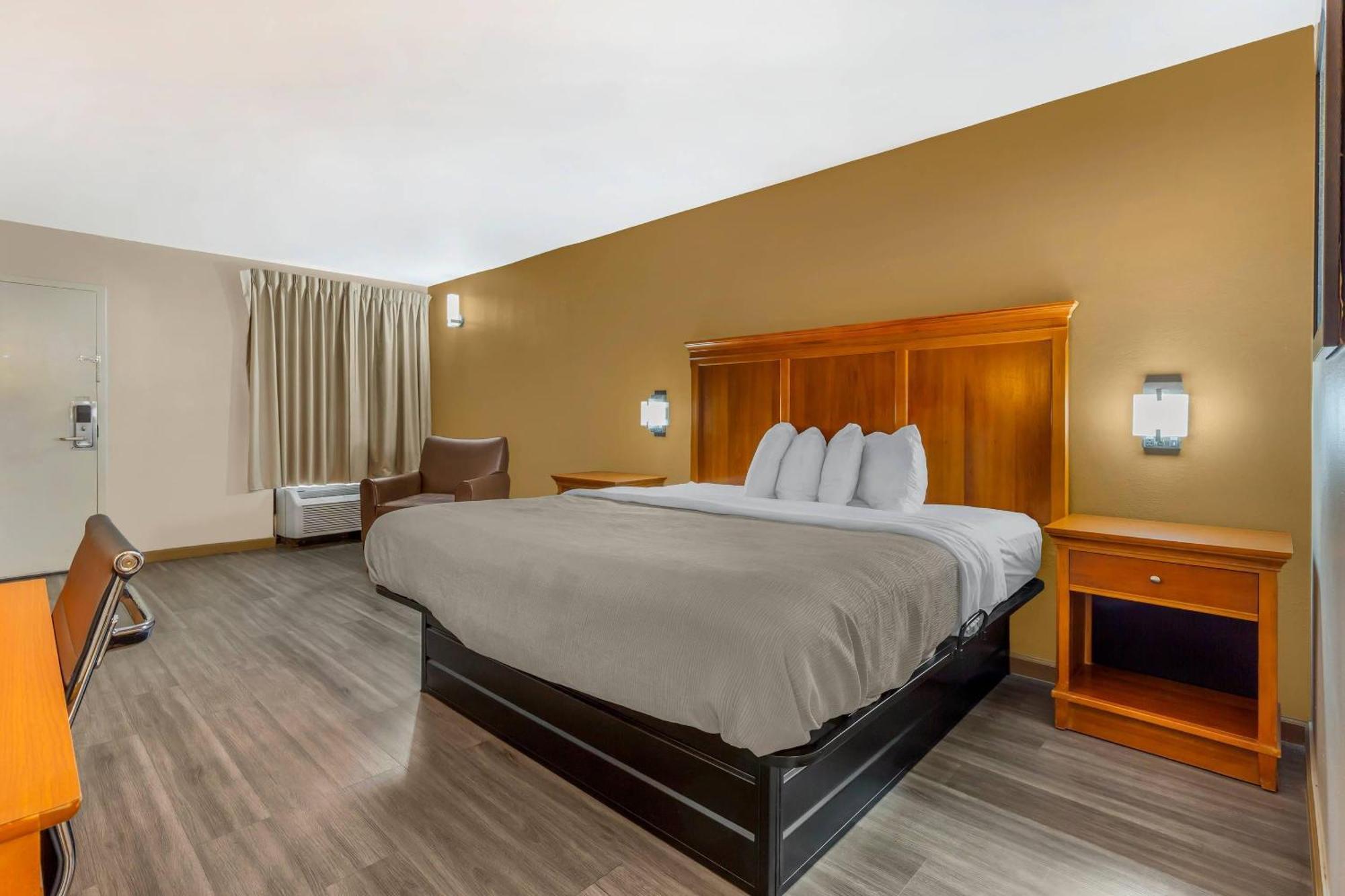 King Room - Exterior - Non-Smoking