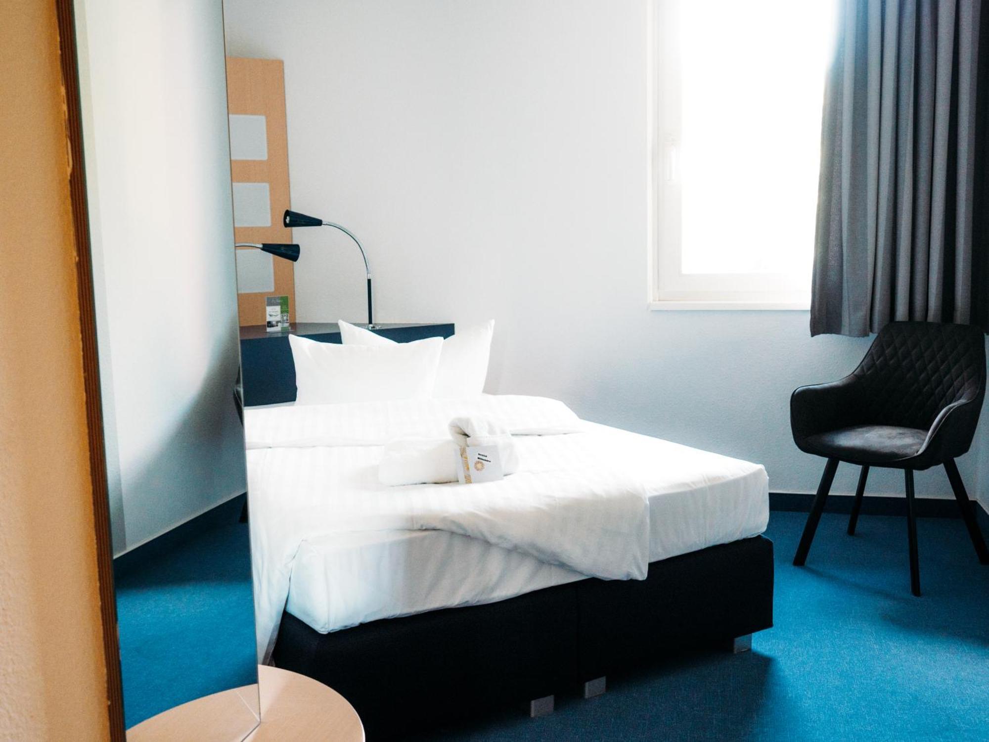 Single Room Smoking,1697777854:JPEG