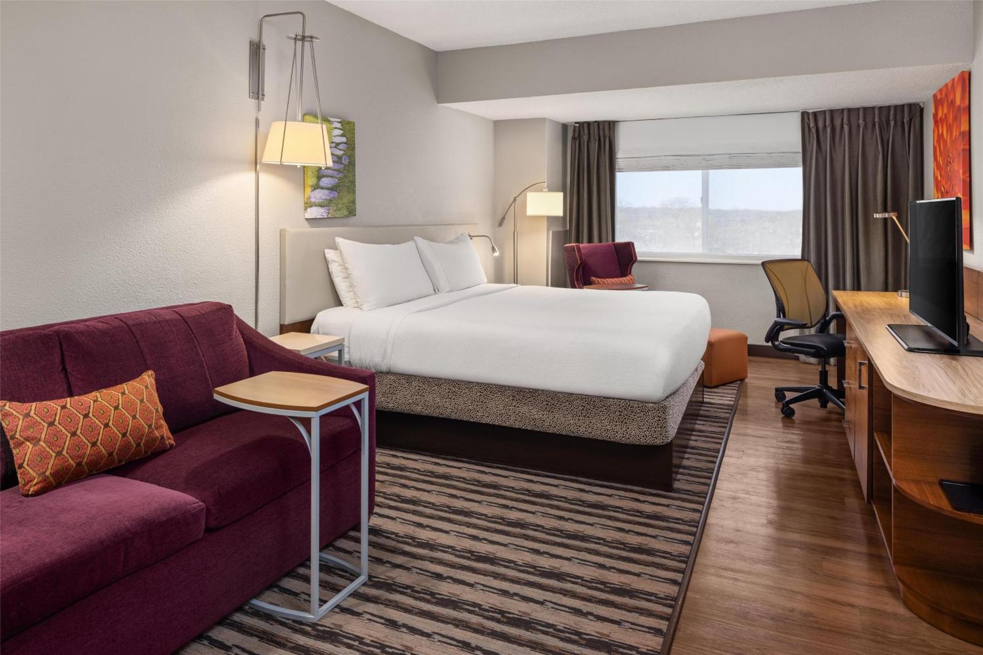 Queen Suite with Bathtub - Mobility Access/Non-Smoking