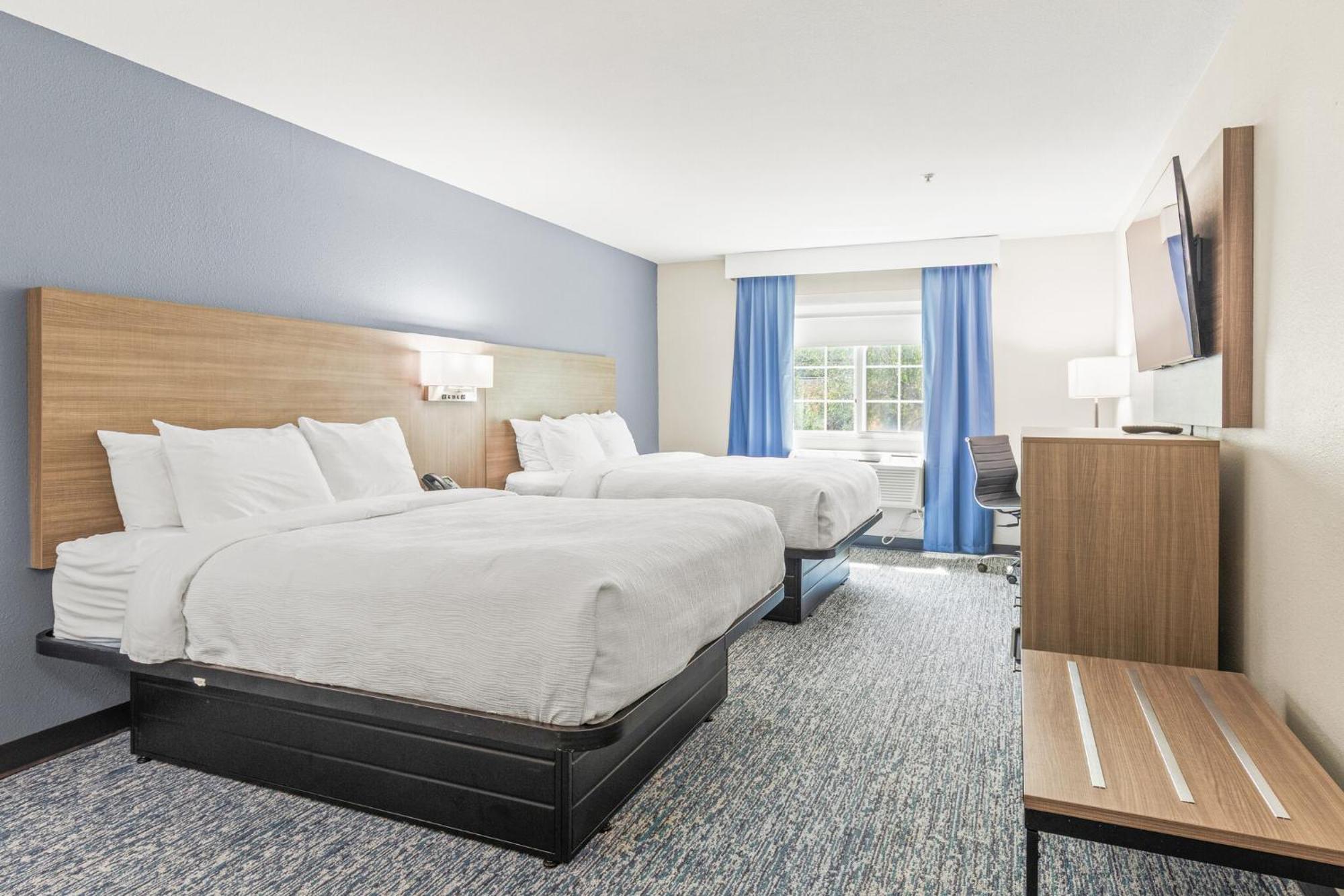 Queen Room with Two Queen Beds and River View - Non-Smoking