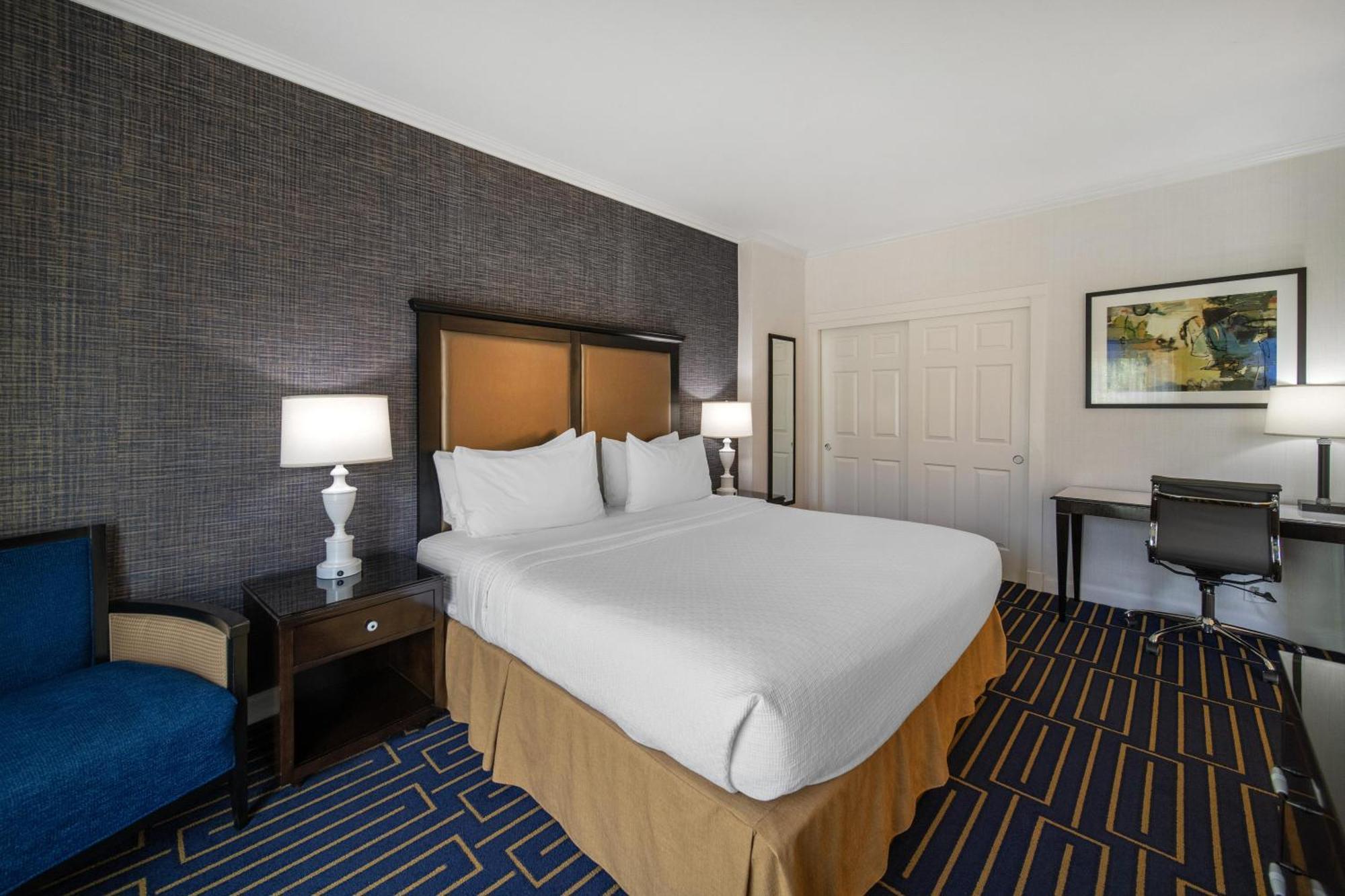 King Suite with Sofa Bed and Whirlpool - Non-smoking