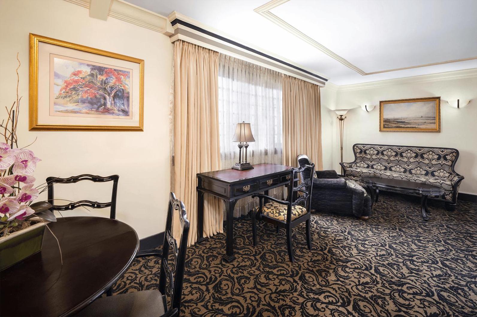 King Suite with Spa Bath, Sitting and Dining Area - Non-Smoking