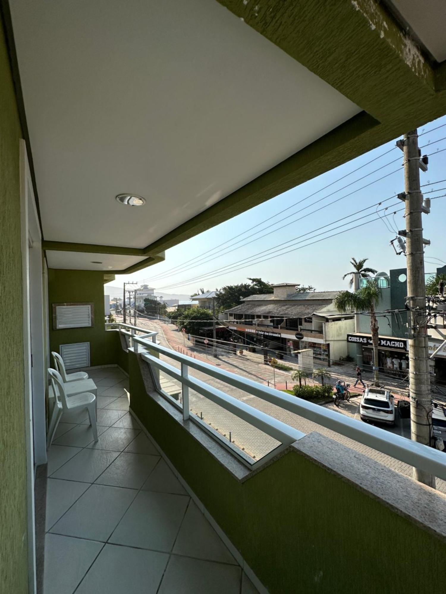 Apartamento com Varanda