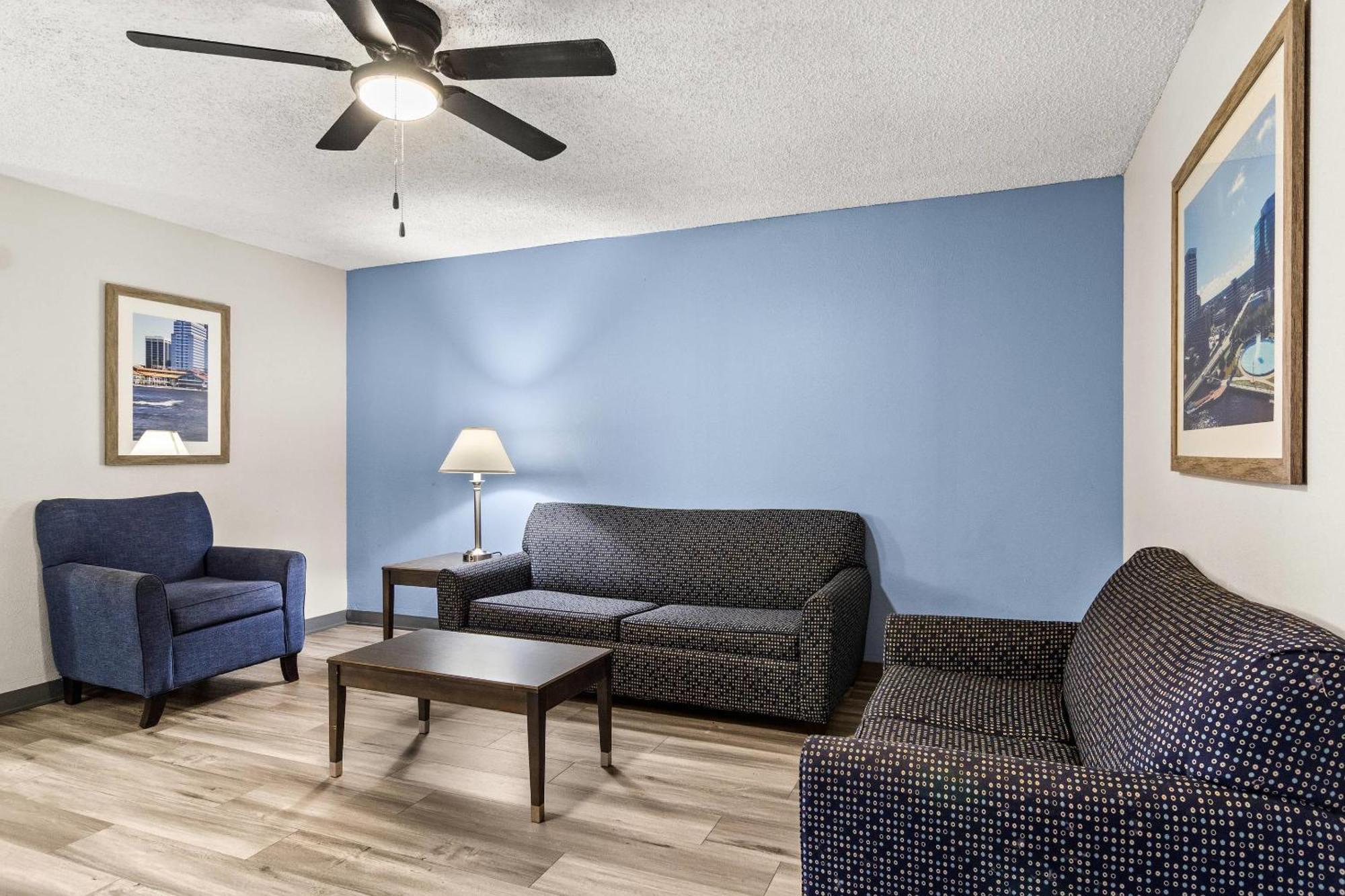 King Room with Sofa - Non Smoking