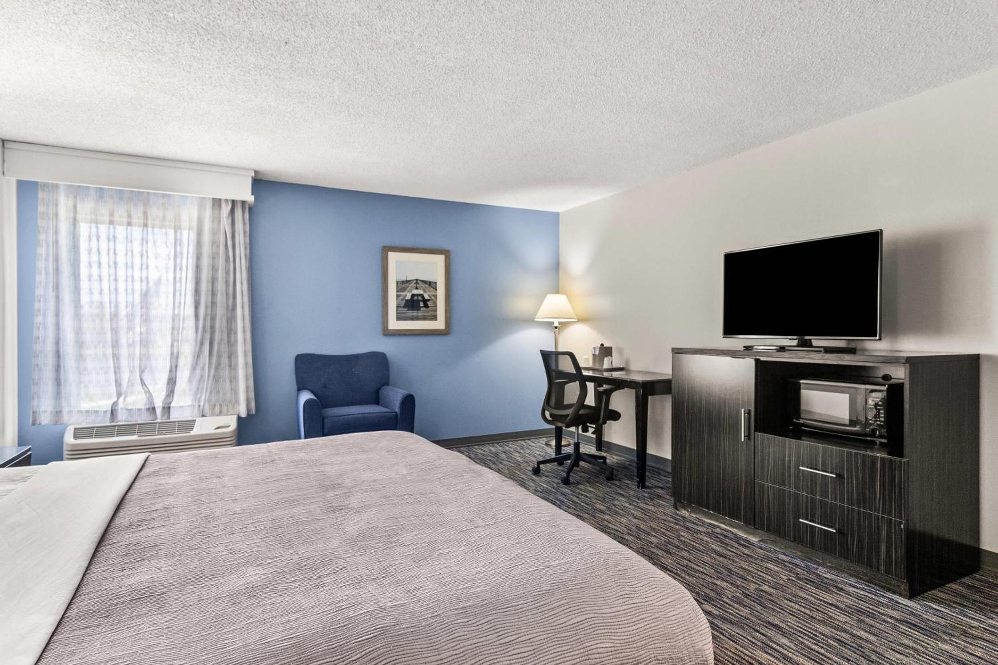King Room with Roll-In Shower - Disability Access/Non Smoking