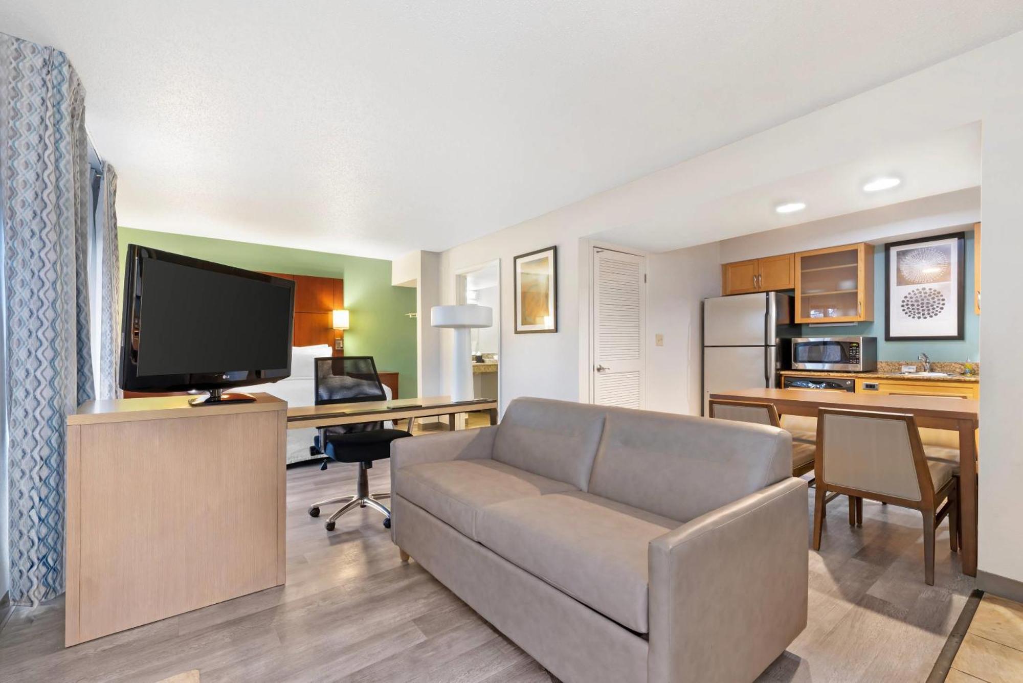 Queen Room with Disability access and Roll-In Shower