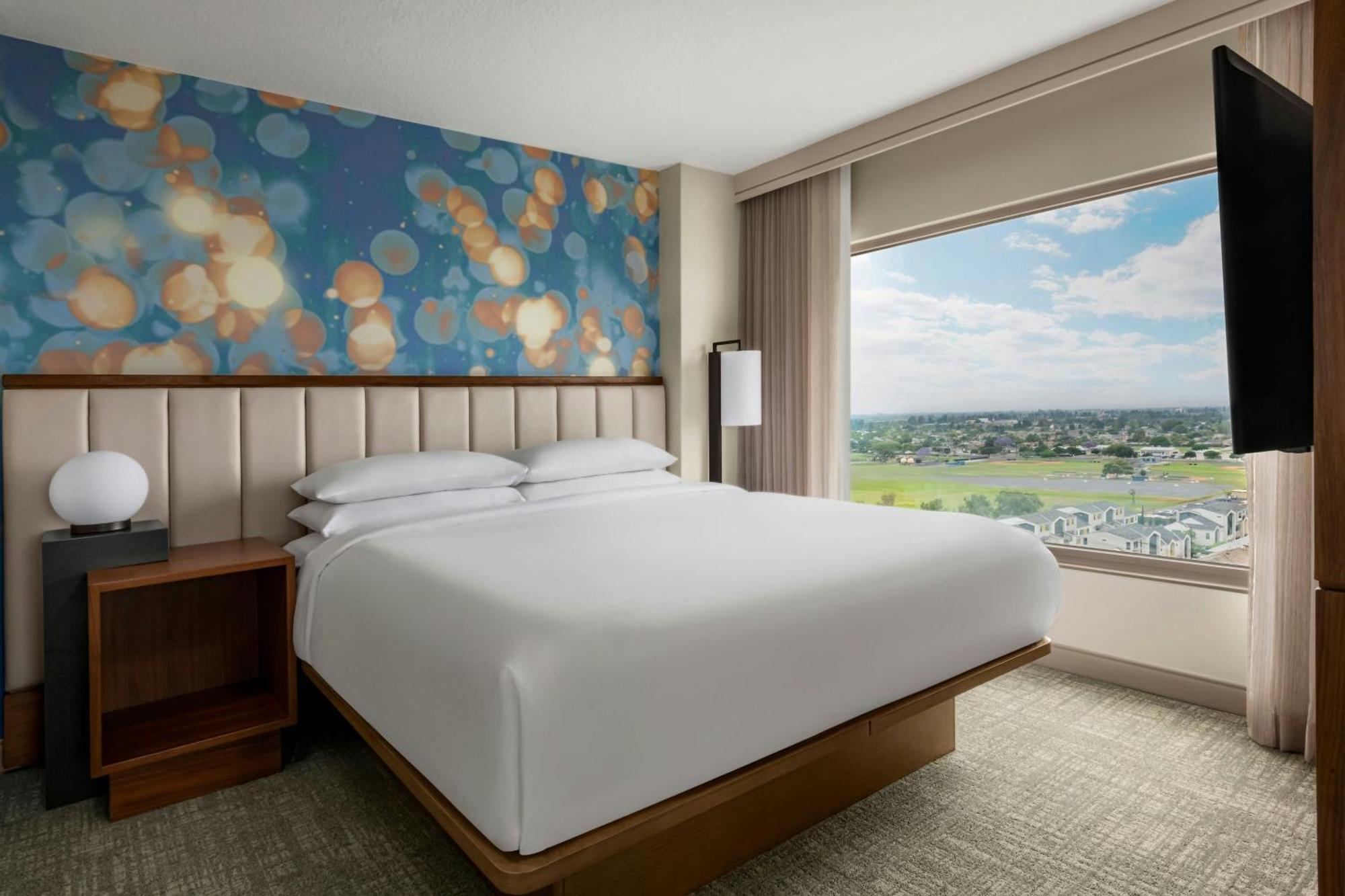 1 Bedroom 2 room Suite, 1 King, Sofa bed - Non-Smoking