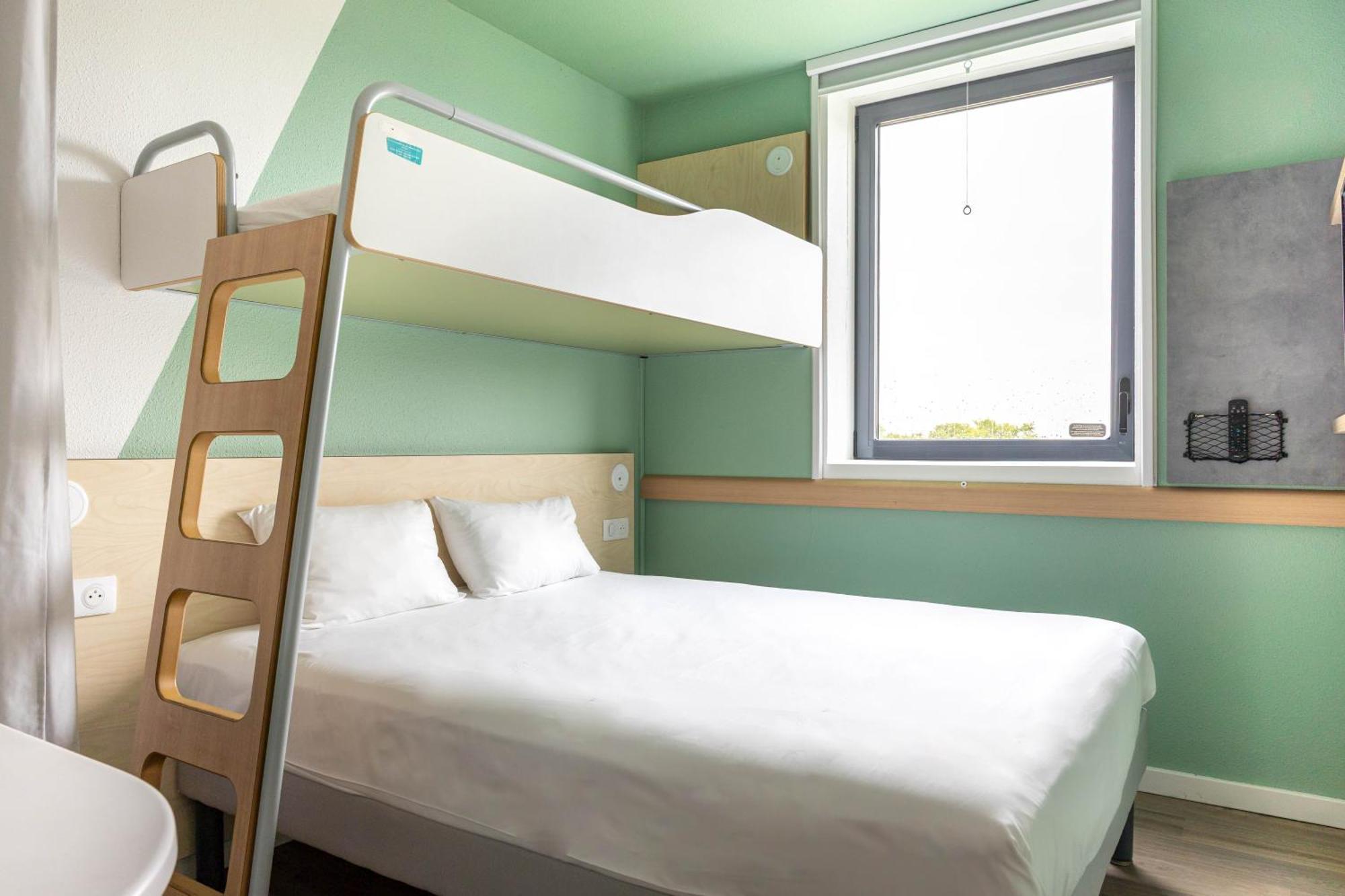 Chambre Triple avec 1 Lit Double et 1 Lit Superposé