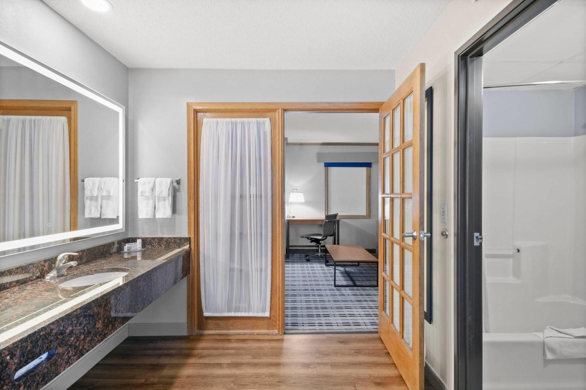 One Bedroom  King Suite - Non-Smoking