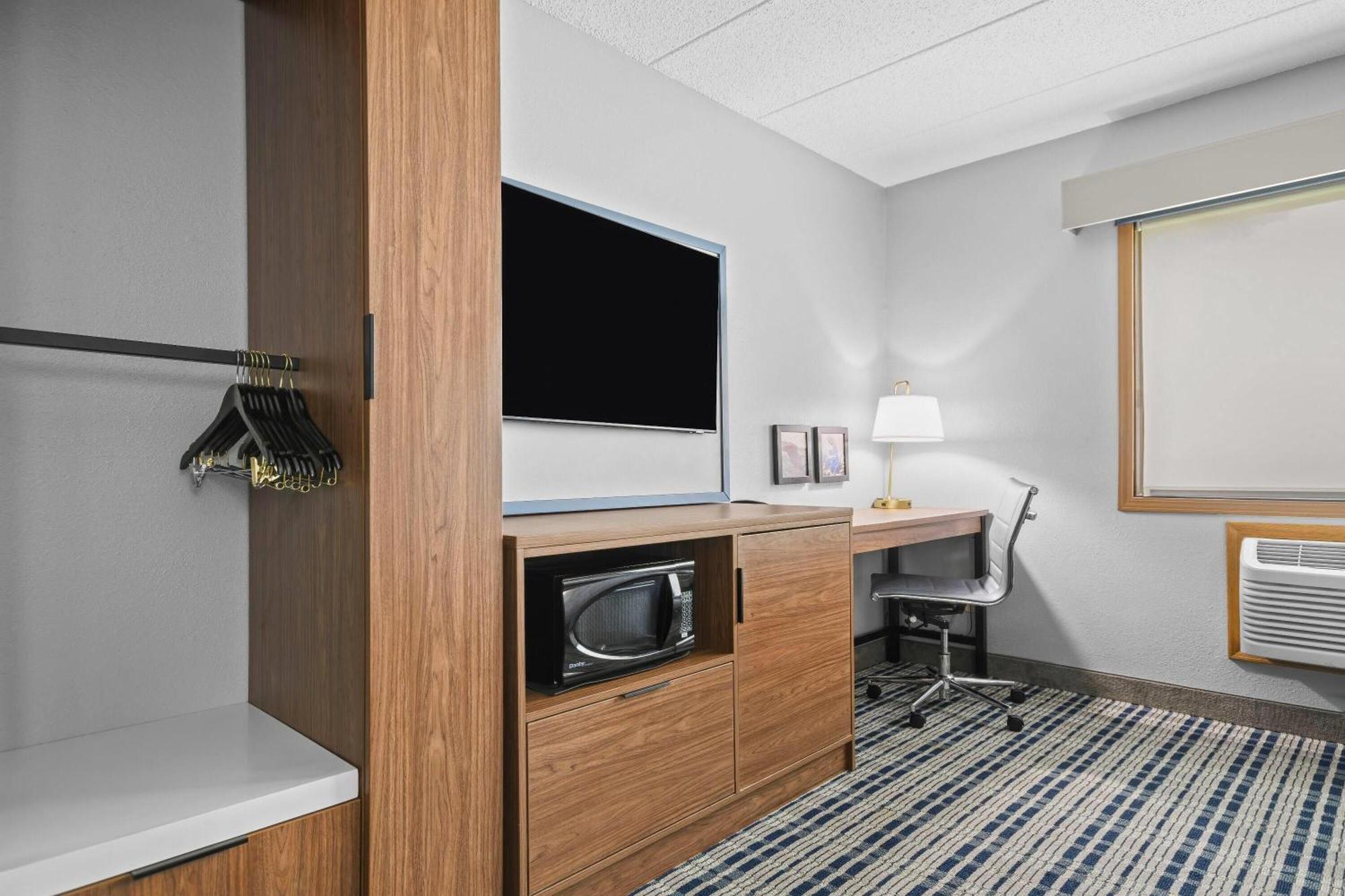 Queen Room - Mobility Access/Non-Smoking