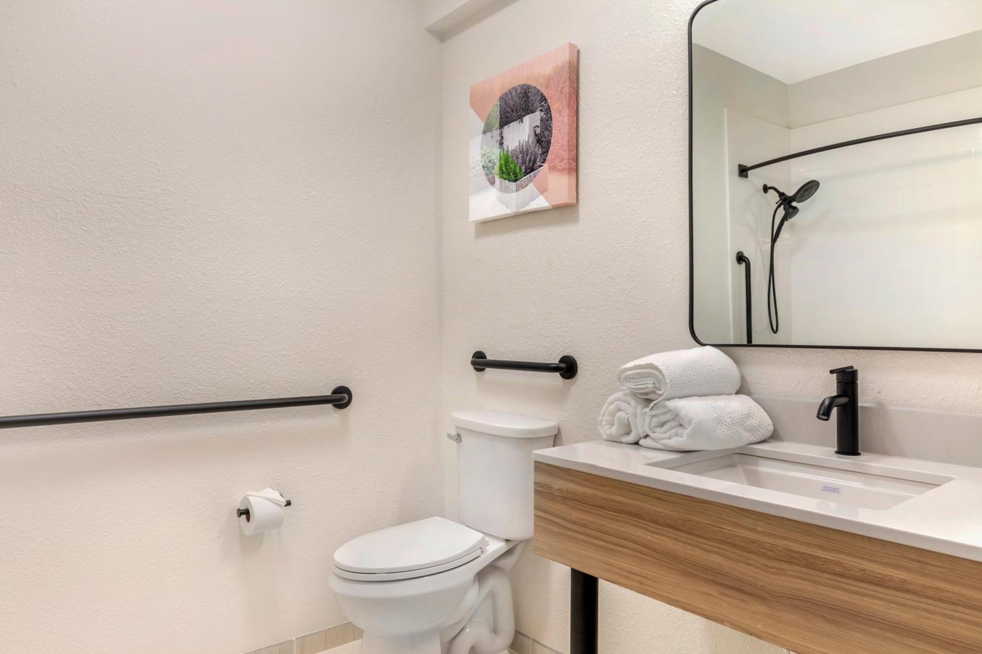 King Room with Roll-In Shower - Disability Access/Non Smoking