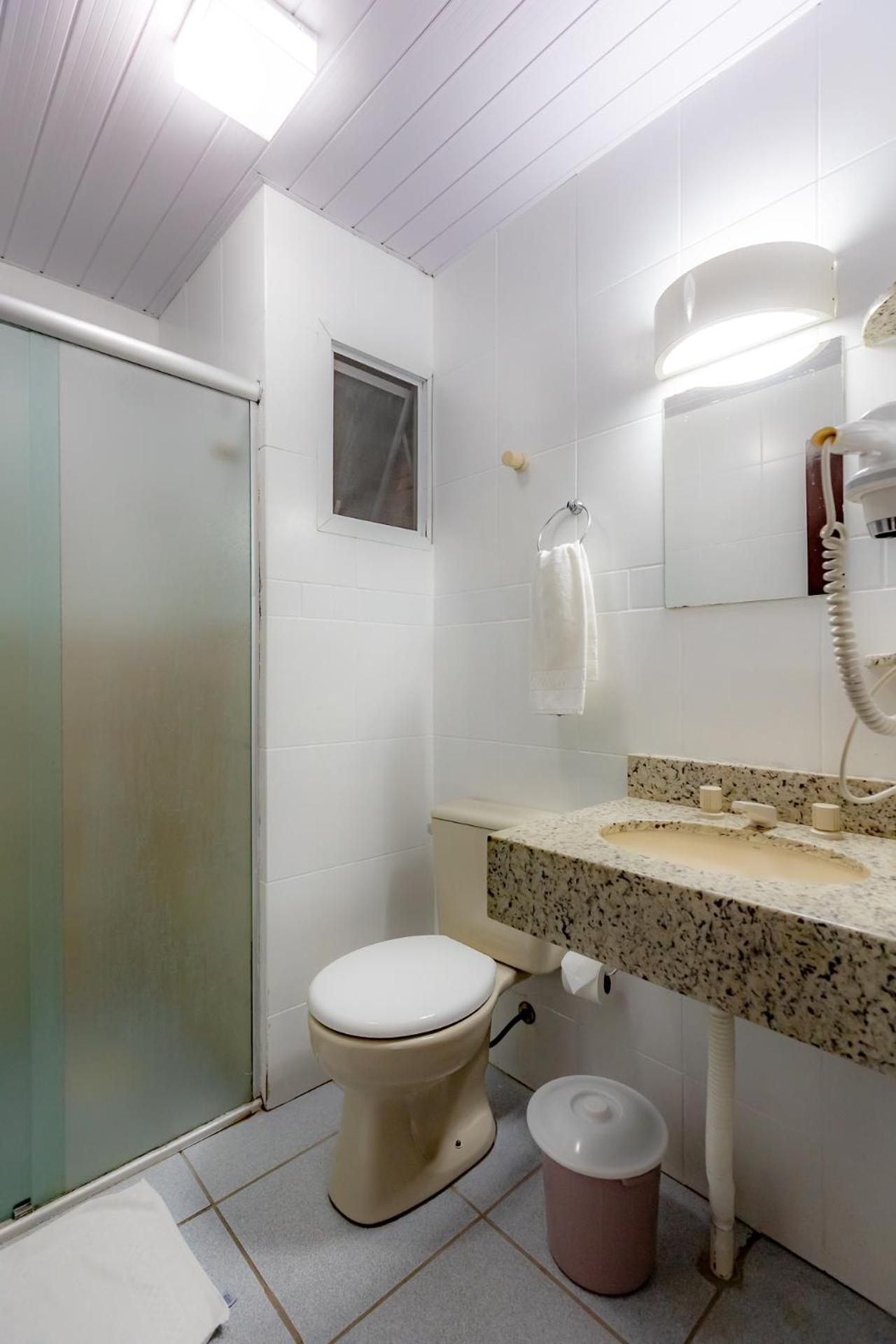Quarto com Cama de Casal ou 2 de Solteiro
