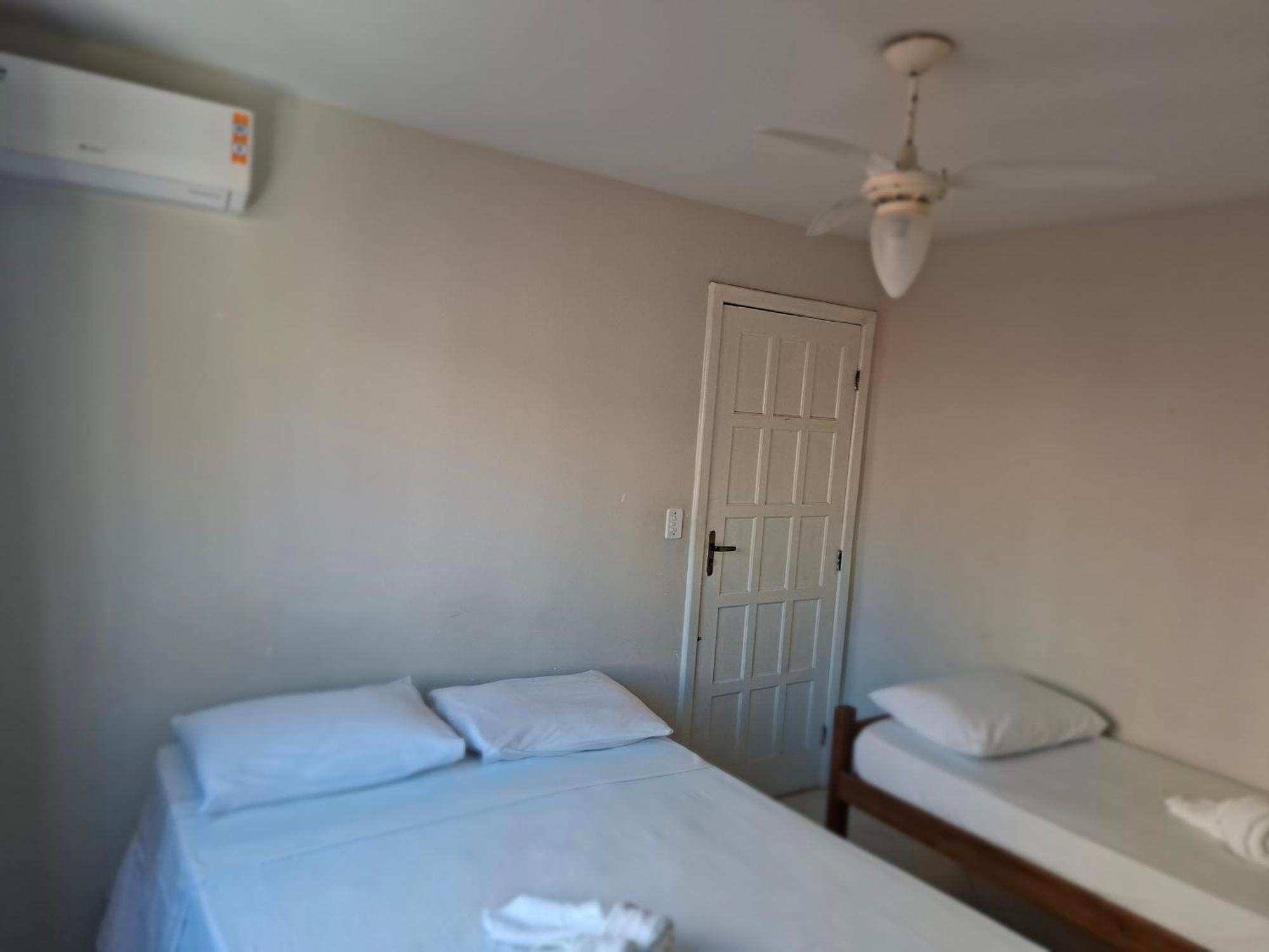 Quarto Triplo com Banheiro Privativo
