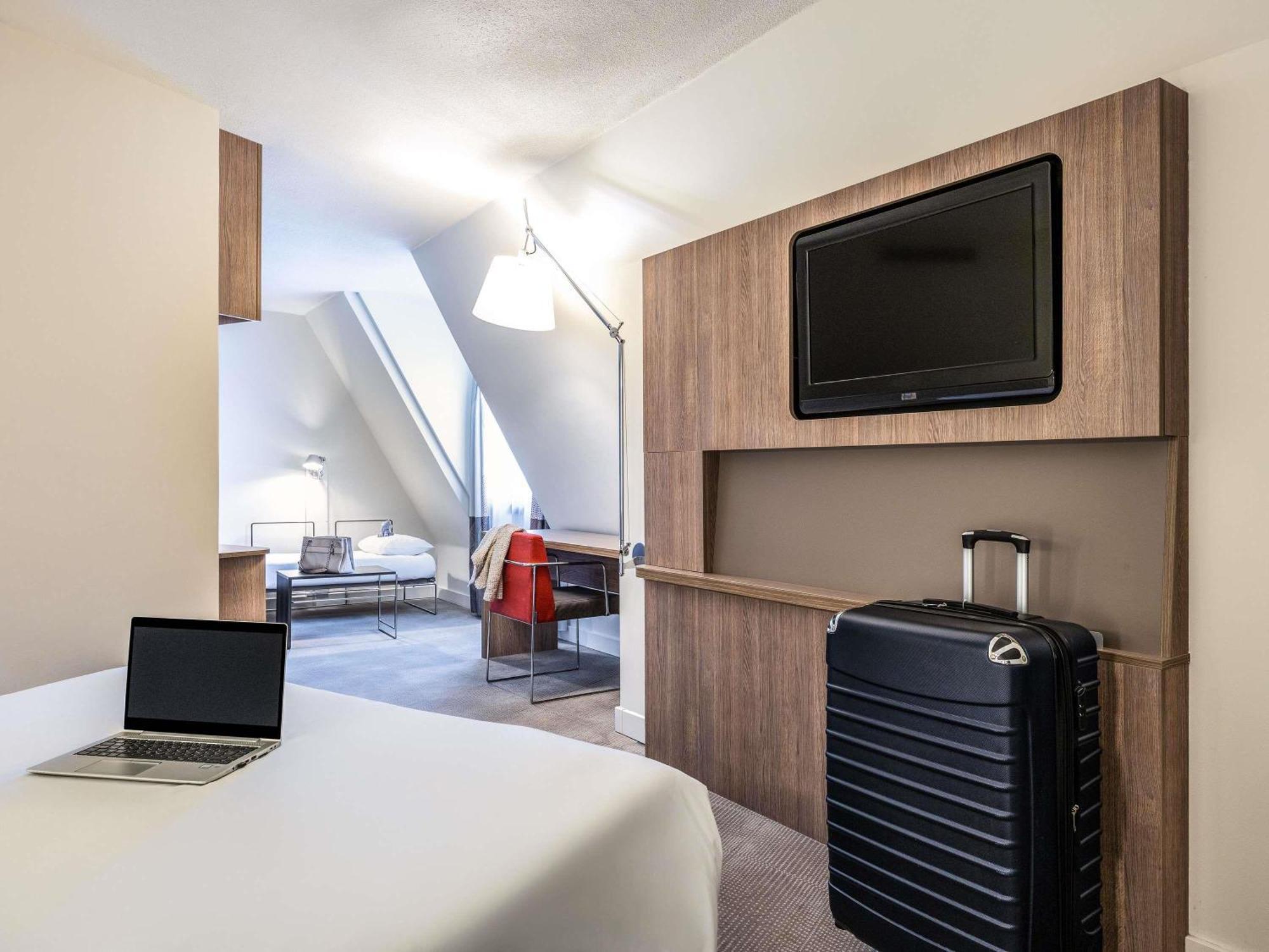 Quarto Superior Acessível a Pessoas com Mobilidade Condicionada com Cama de Casal e 2 Sofás-cama