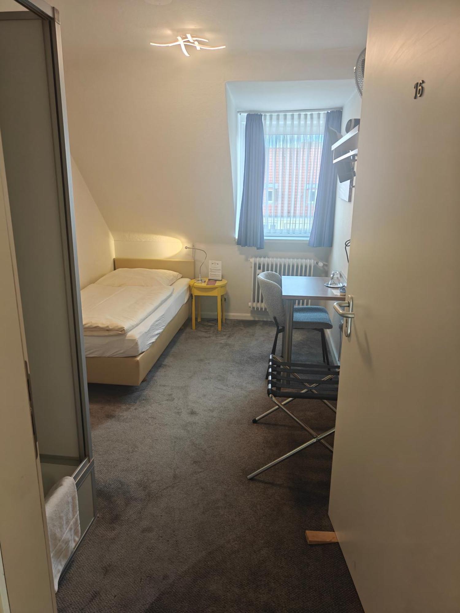 Eenpersoonskamer - Eigen Douche / Gedeeld Toilet