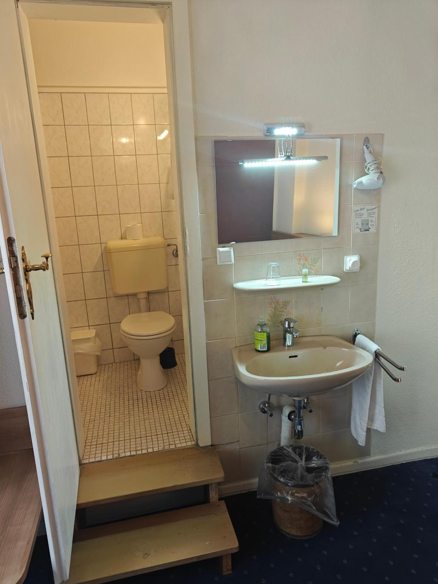 Eenpersoonskamer met eigen douche en toilet
