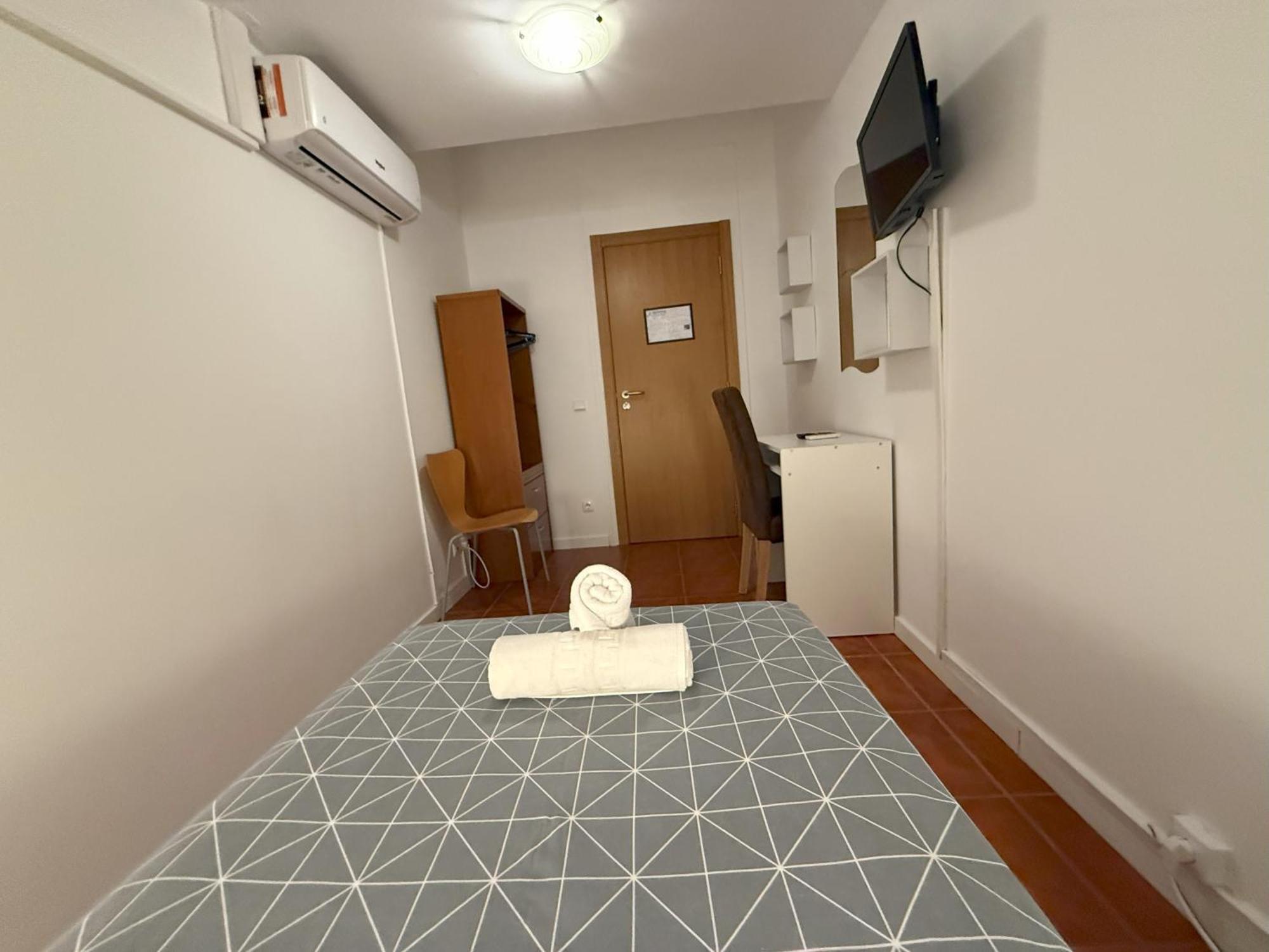 Quarto Individual com Casa de Banho Partilhada