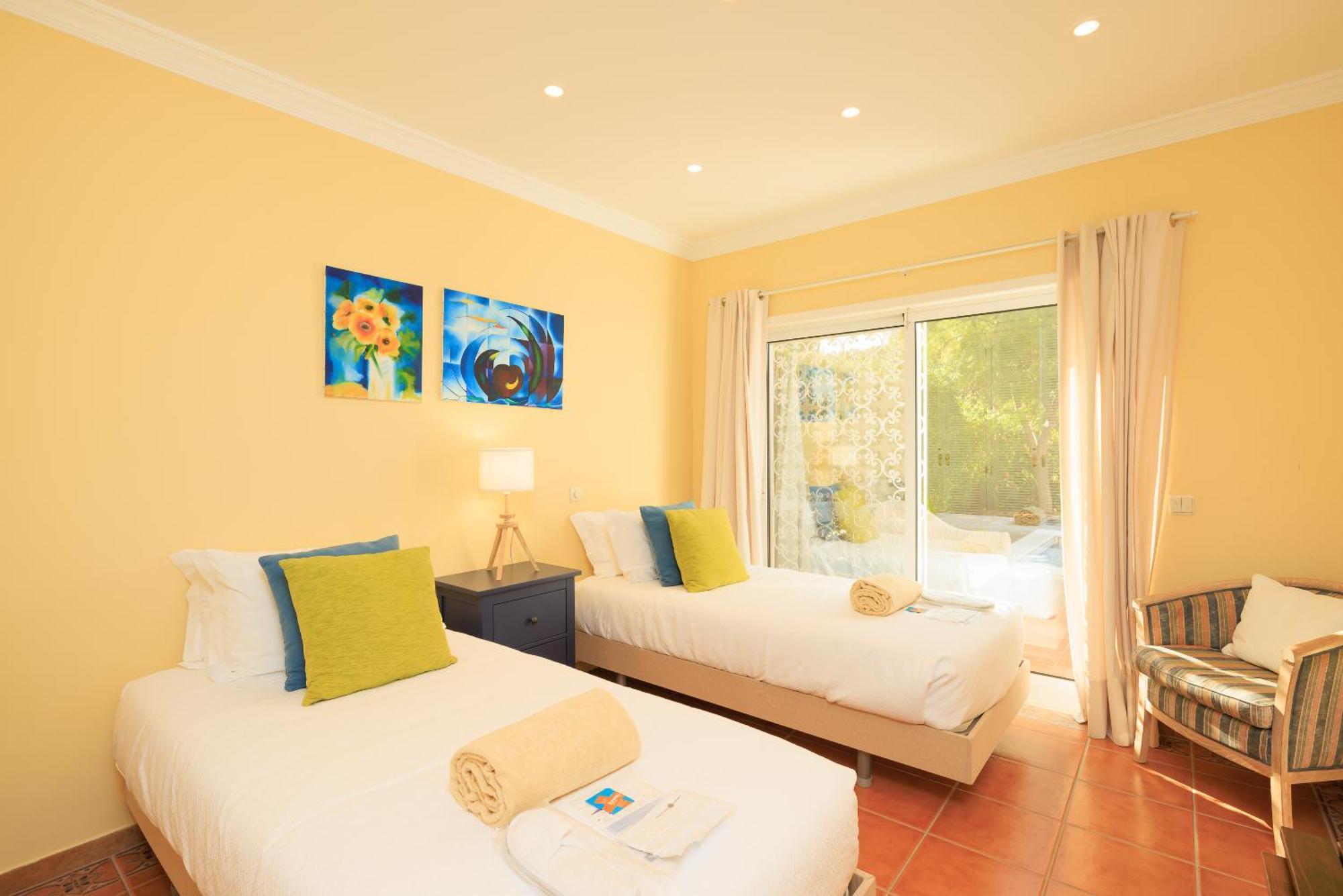 Moradia Superior com 3 Quartos e Piscina