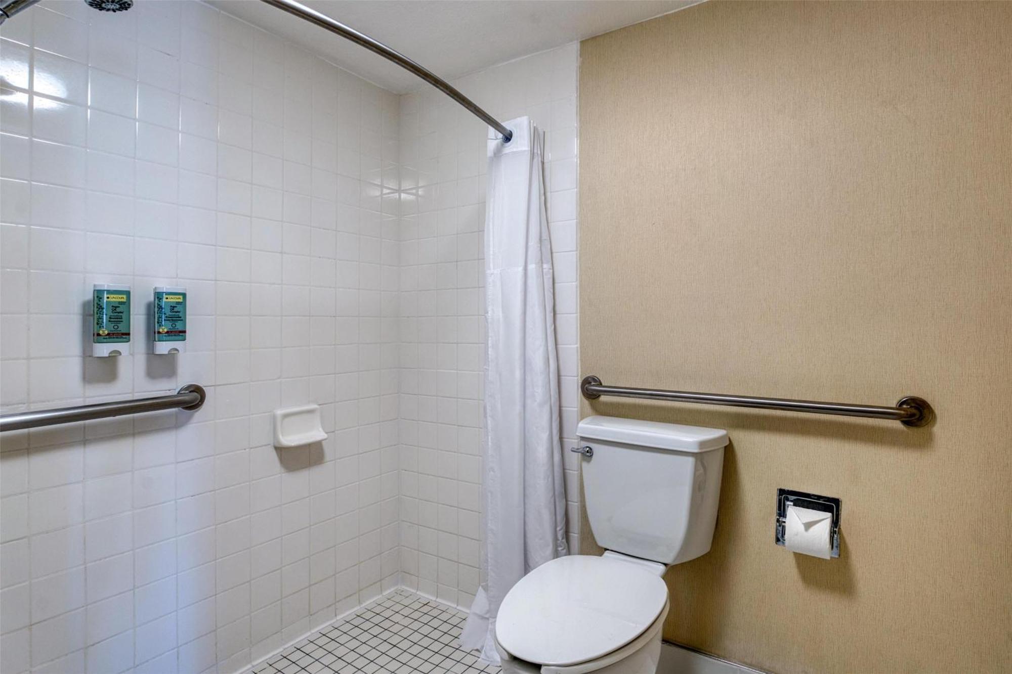Quarto com Cama Queen-Size e Banheiro para Mobilidade Reduzida - Acesso para Pessoas com Mobilidade Reduzida/Não Fumante