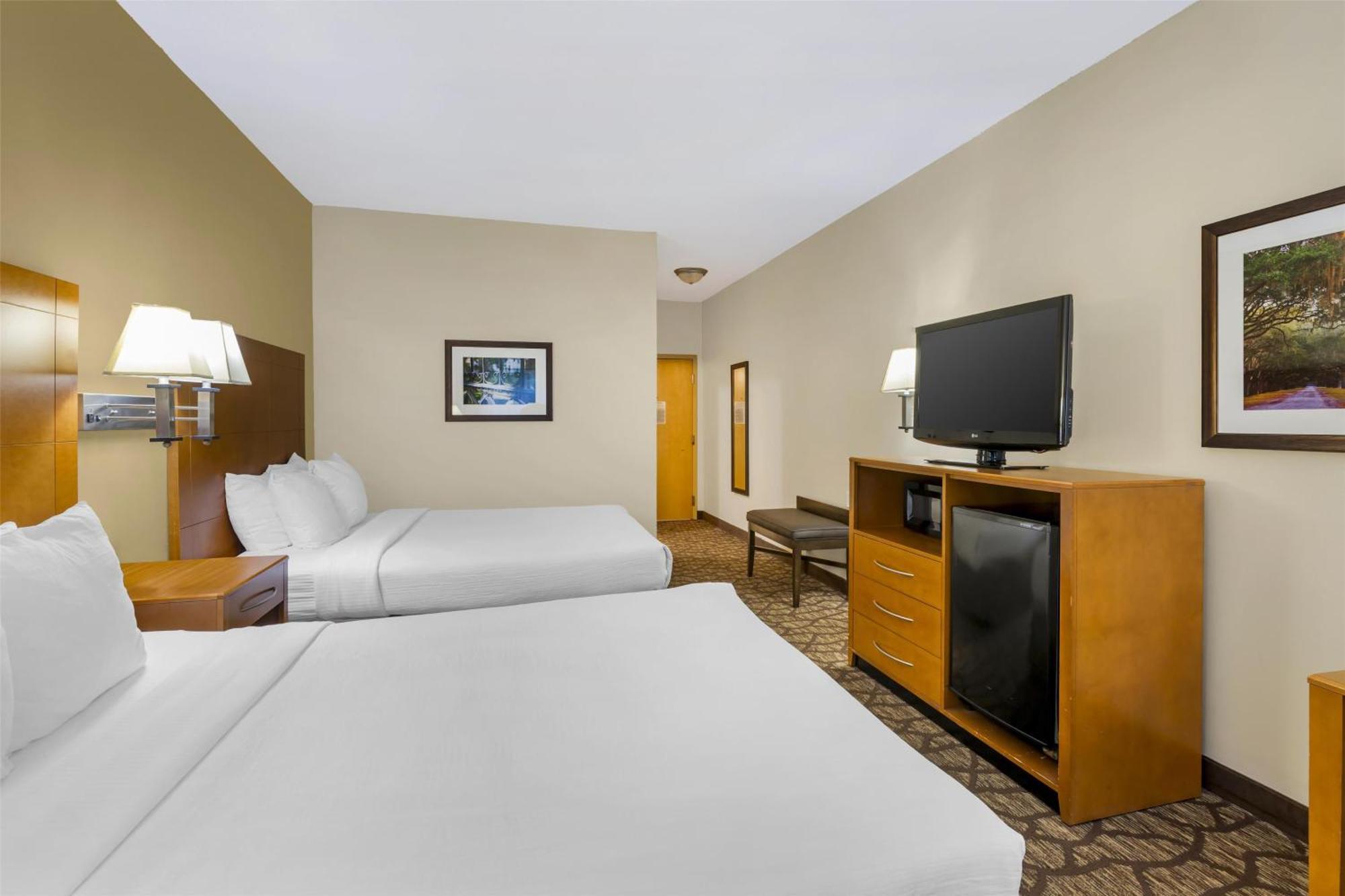 Queen Room with Two Queen Beds with Roll-In Shower - Mobility Access