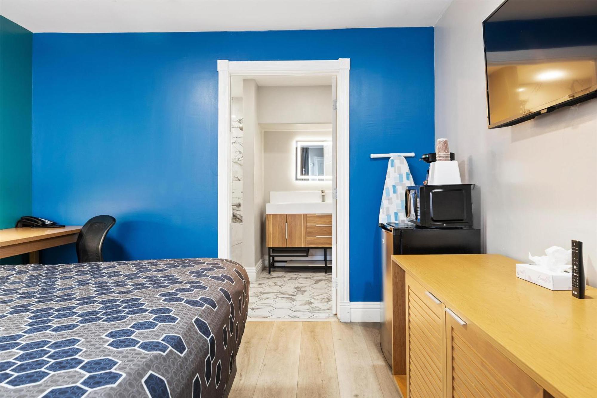 1 King Bed - Disability Access