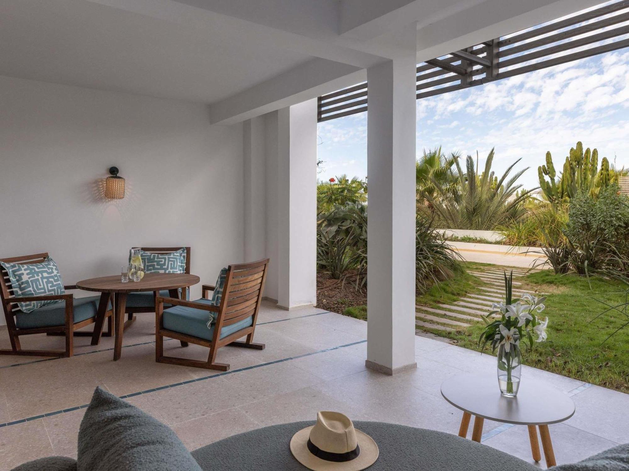 Suite Junior King avec Terrasse et Vue sur la Piscine et la Mer