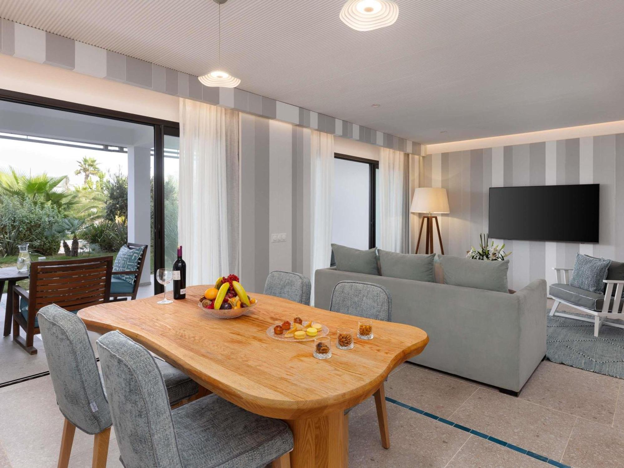 Suite Prestige King avec Terrasse et Vue sur la Piscine et la Mer