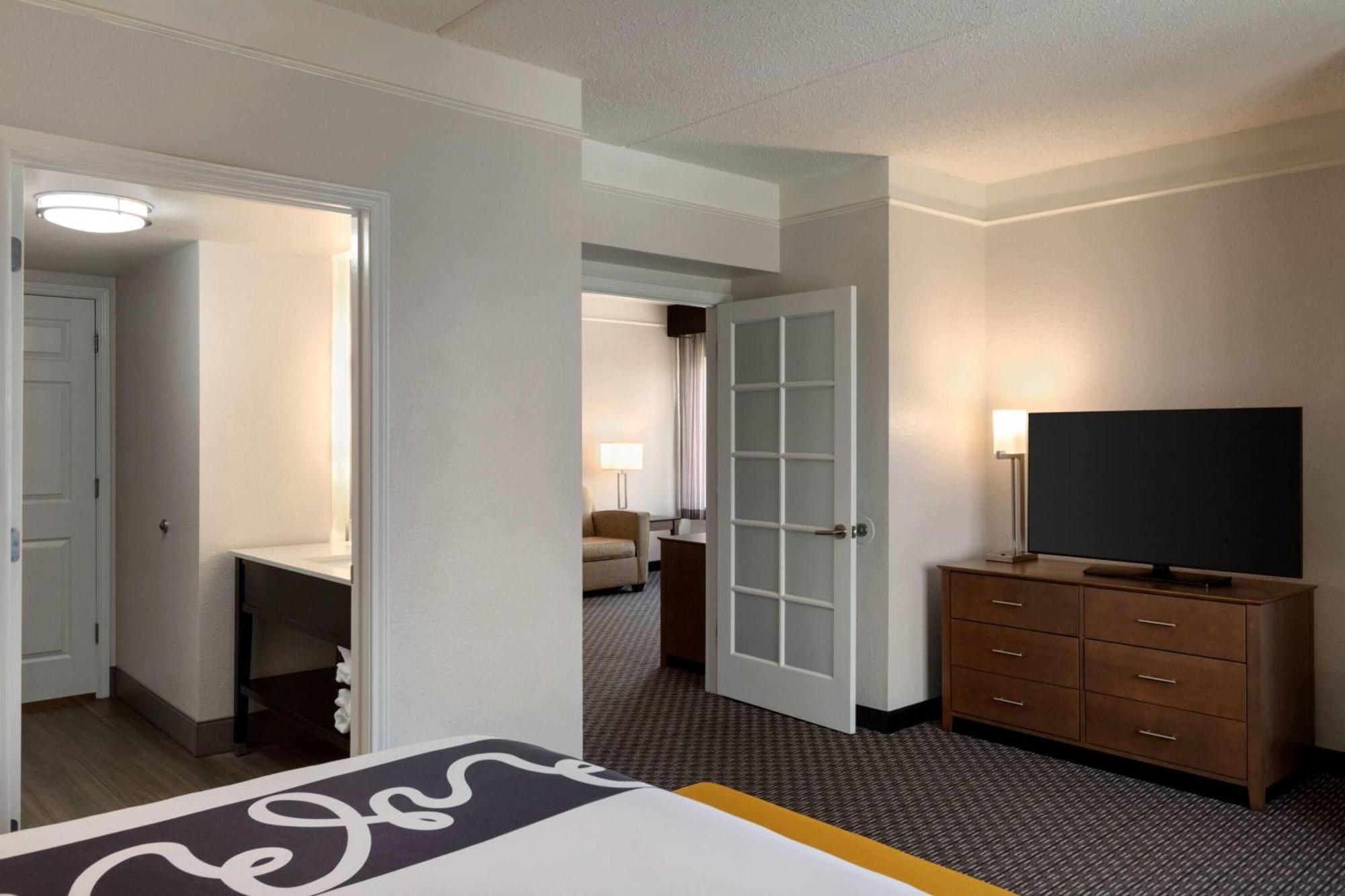 Deluxe Family Suite with Park/Pool View - Non-Smoking