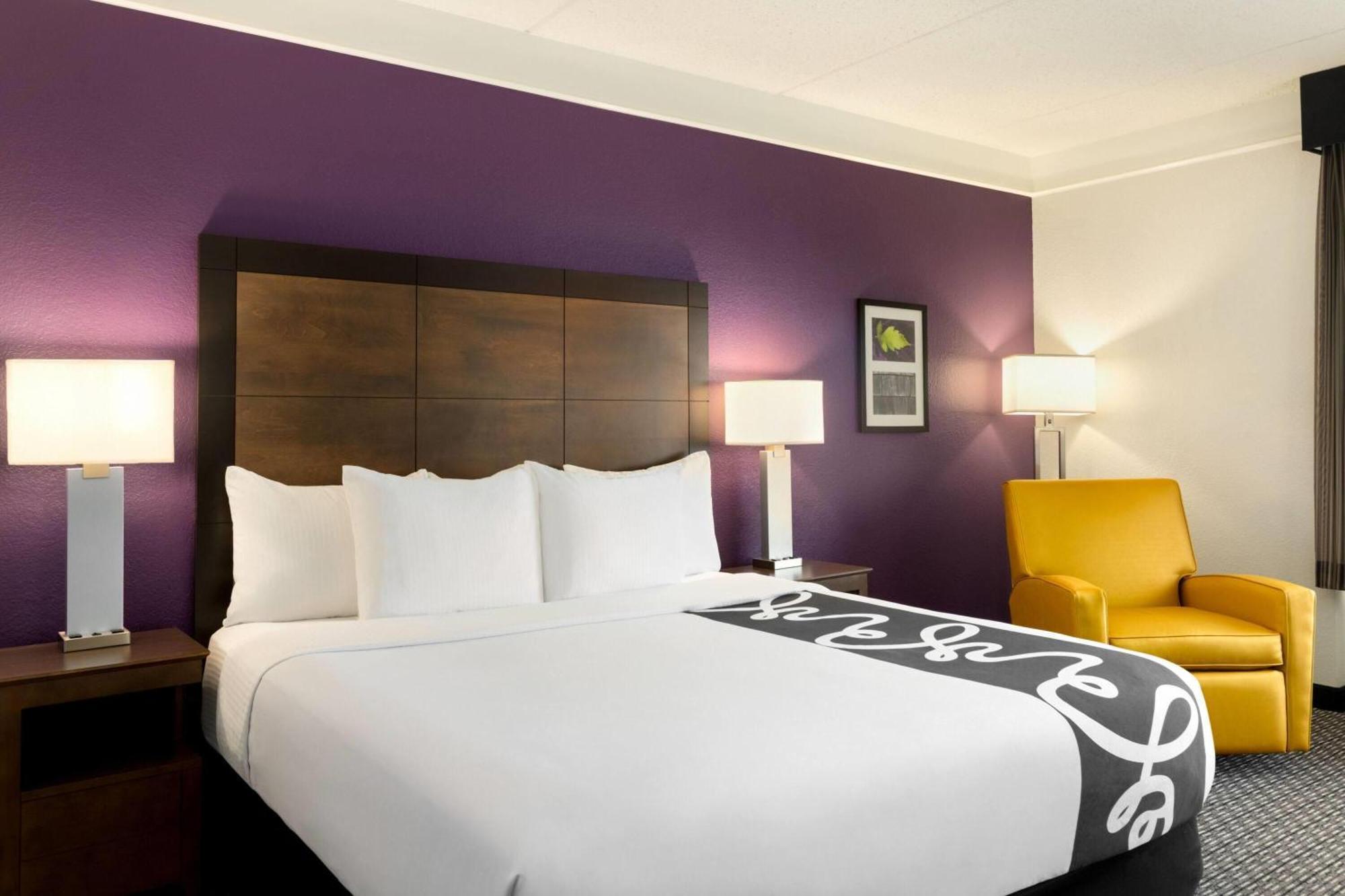 King Room with Pool View - Mobility/Hearing Access with Tub - Non-Smoking