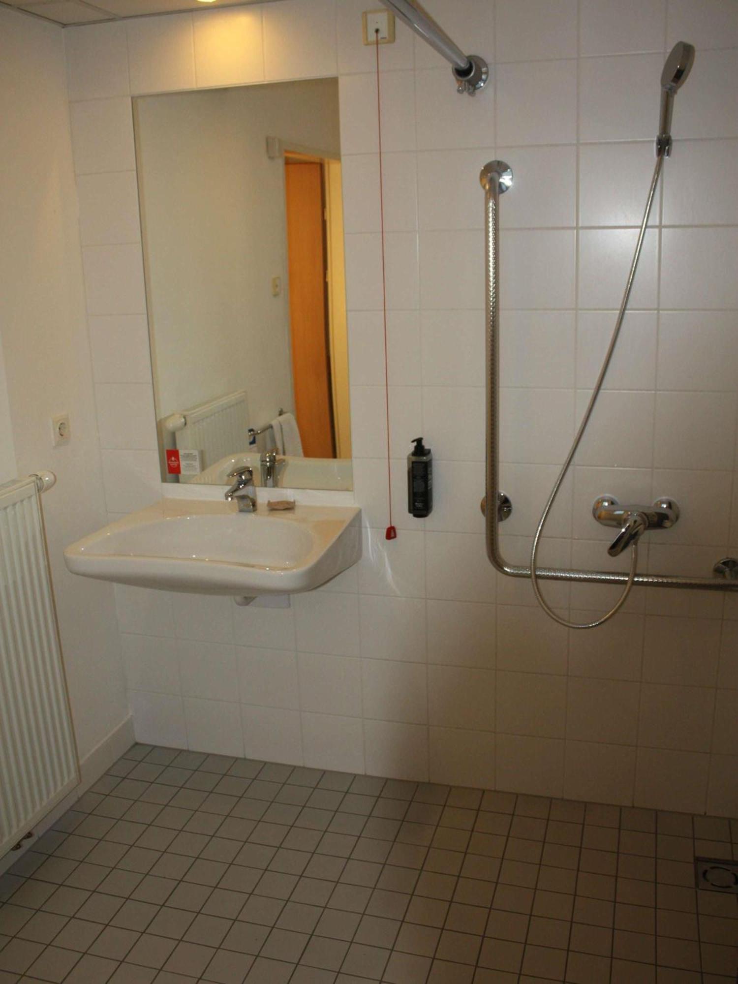 Chambre Lit Queen-Size Accessible - Personnes à Mobilité Réduite