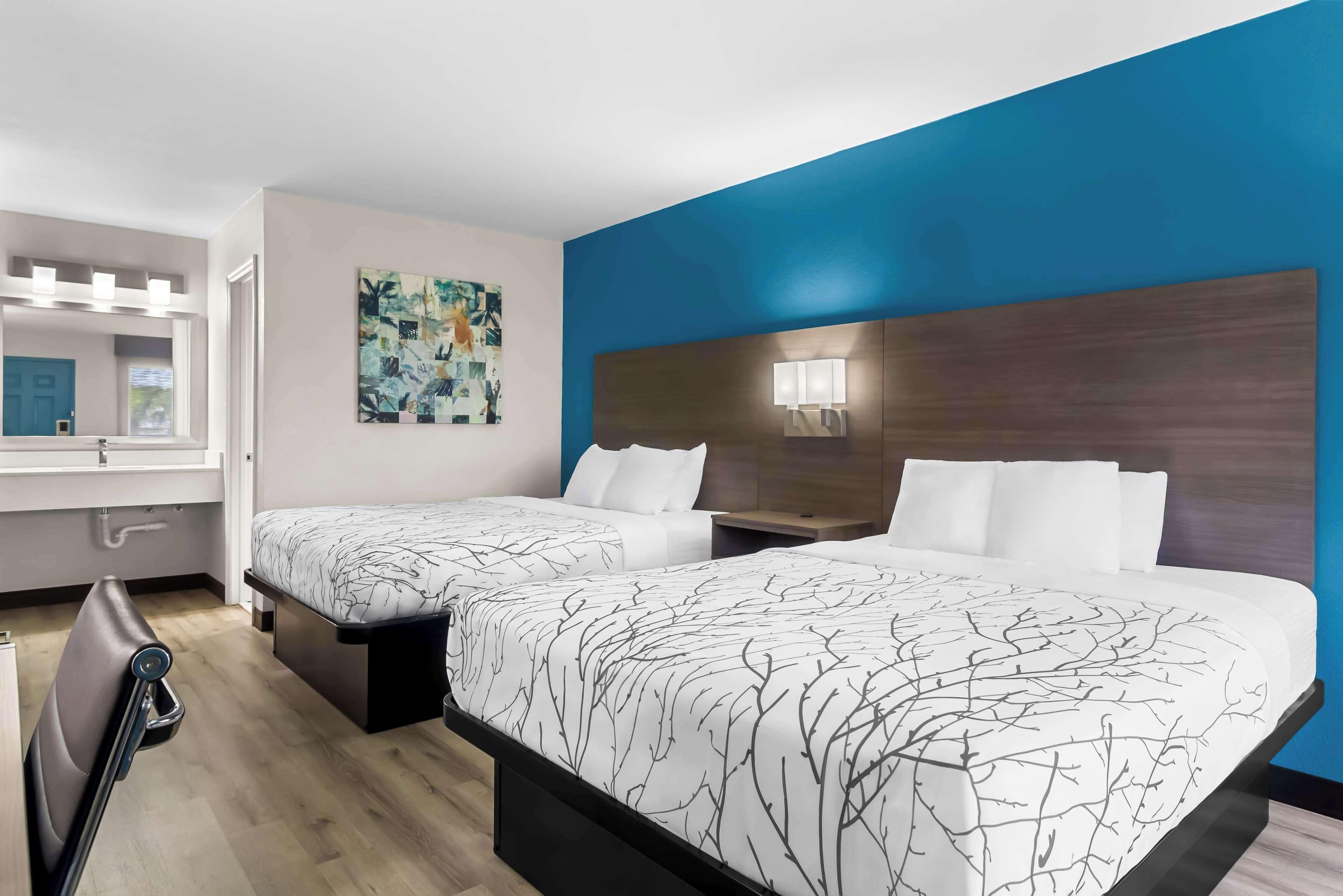 Queen Room with Two Queen Beds and Shower - Non-Smoking