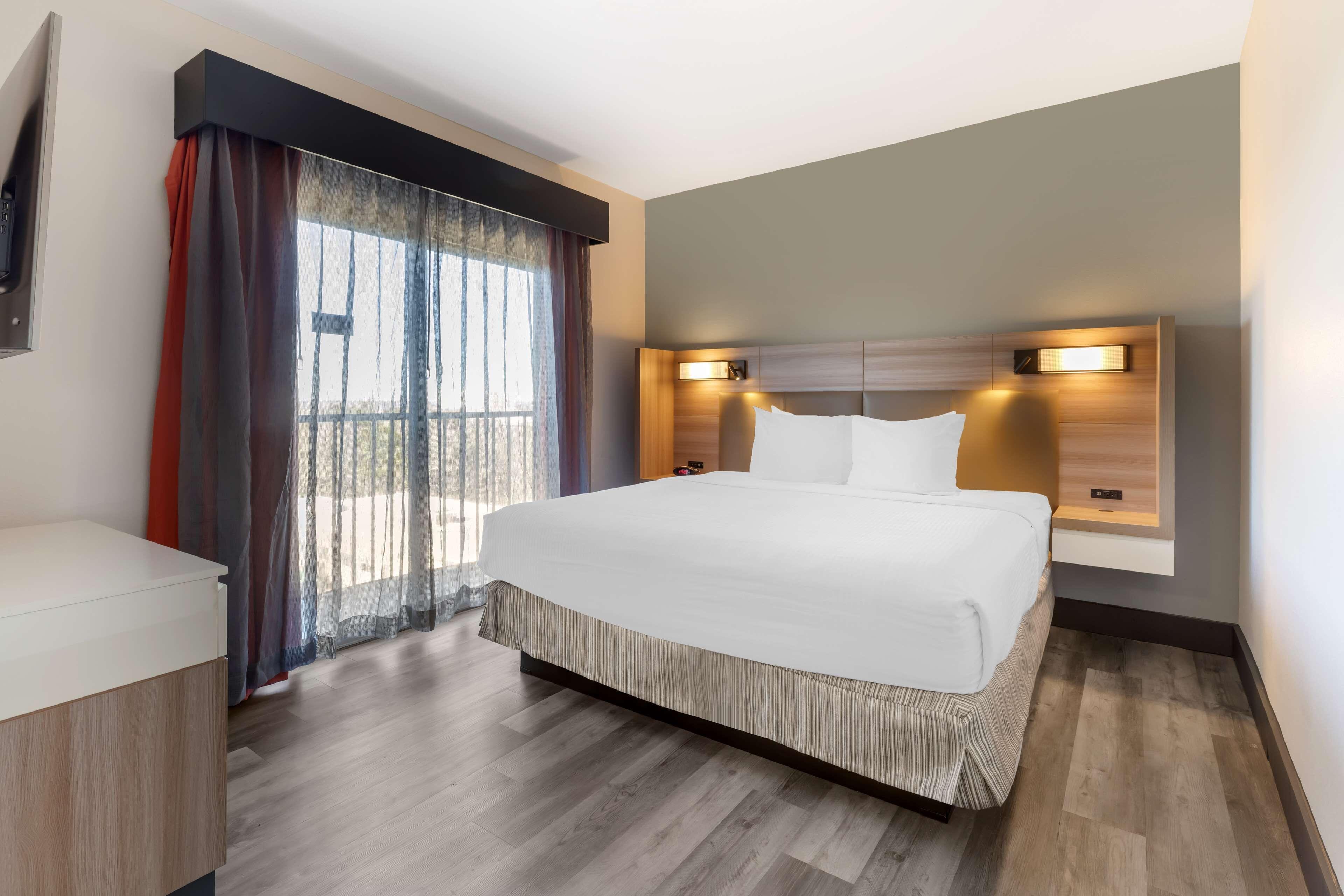 Deluxe King Room - Non-Smoking