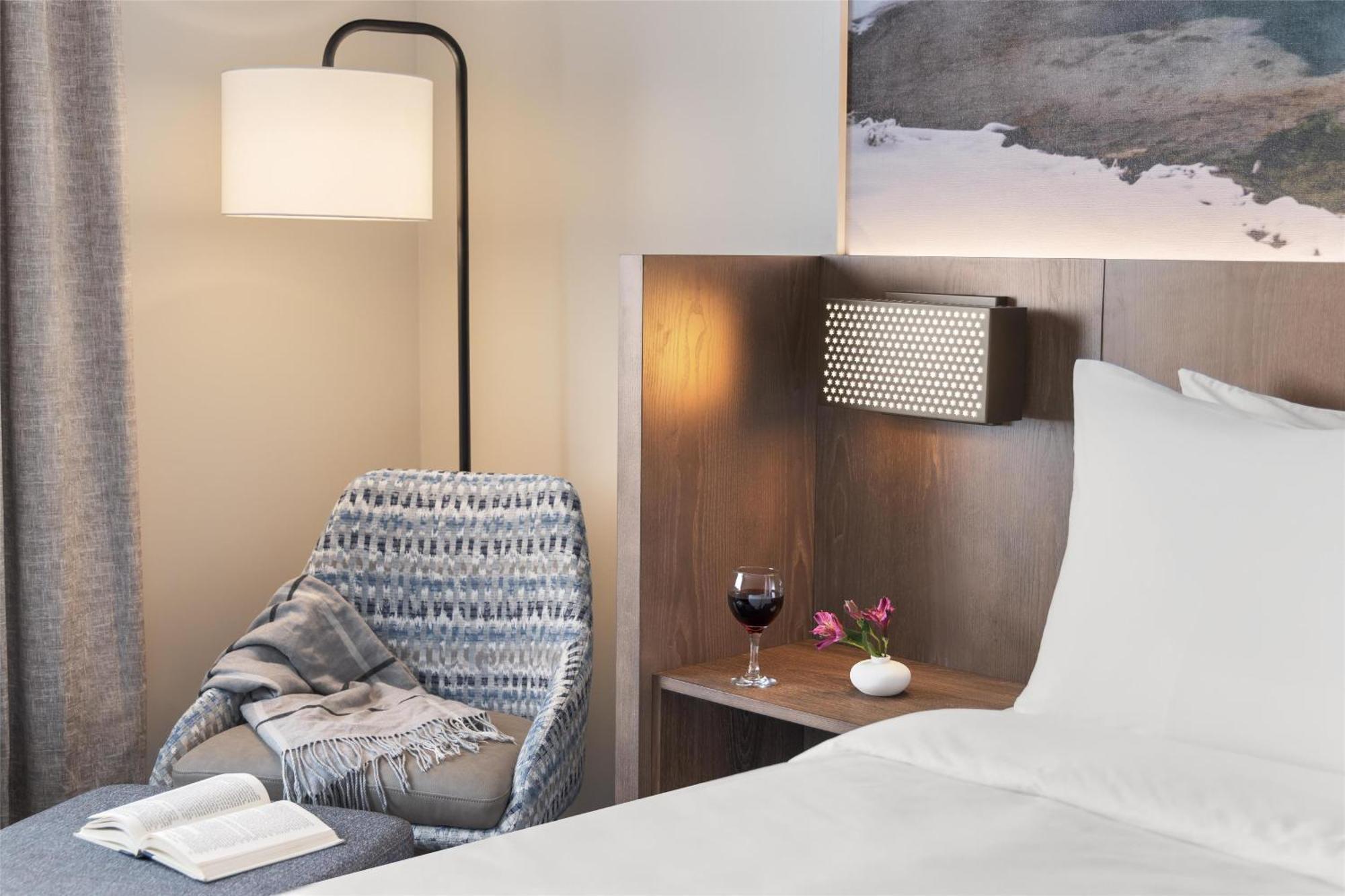 Zimmer mit Kingsize-Bett