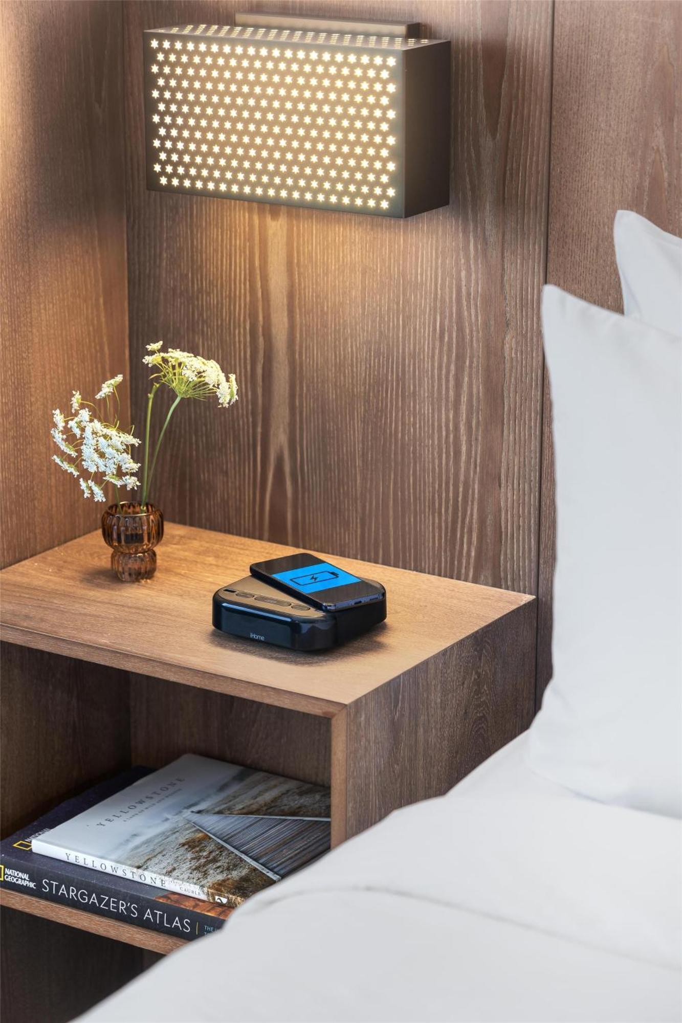 Zimmer mit Kingsize-Bett und Badewanne - barrierefrei