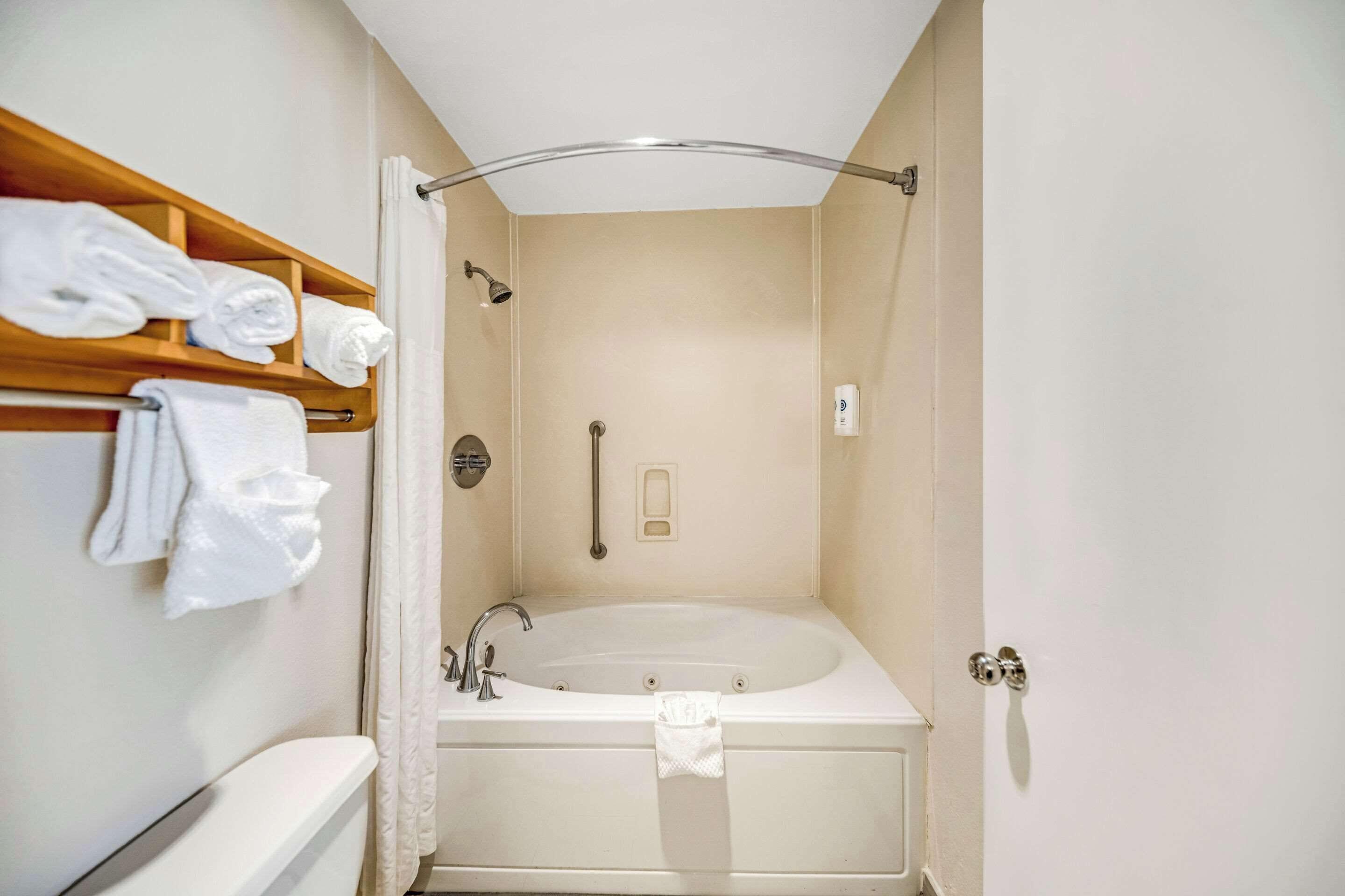 Suíte com Cama King-size e Banheira de Hidromassagem - Não Fumantes