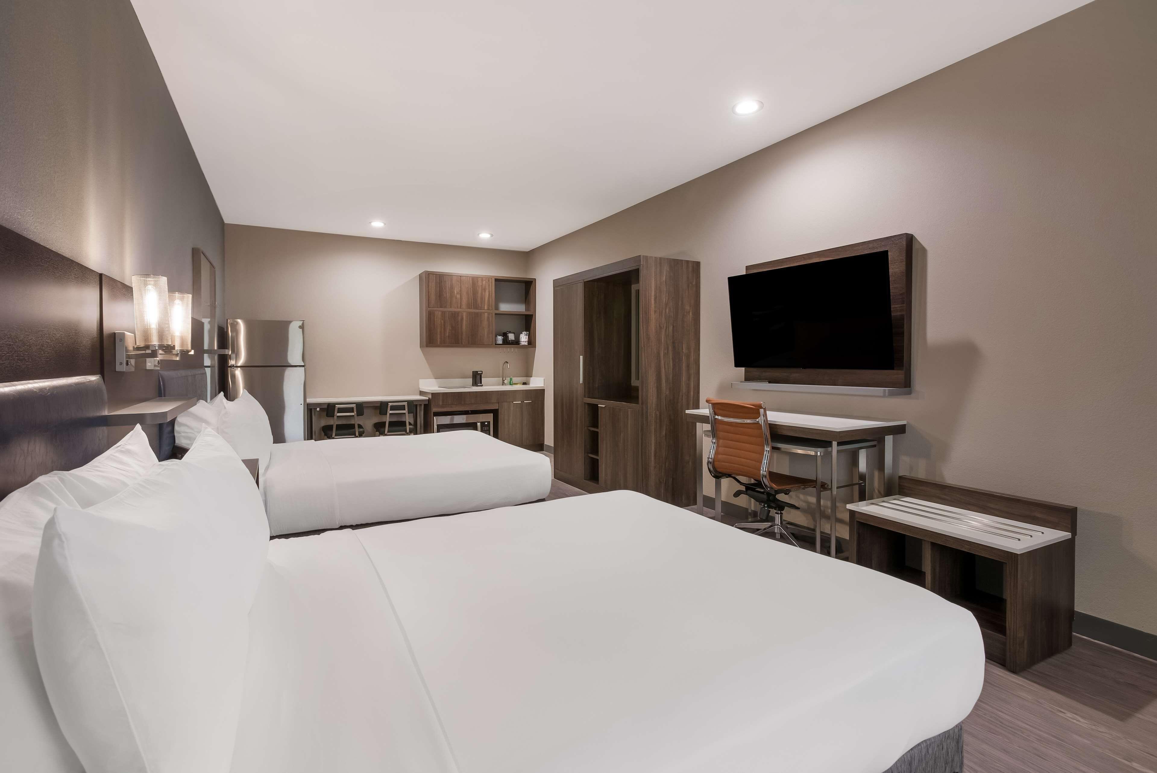 Queen Suite with Two Queen Beds and Roll-In Shower - Mobility Accessible/Kitchenette/Non-Smoking