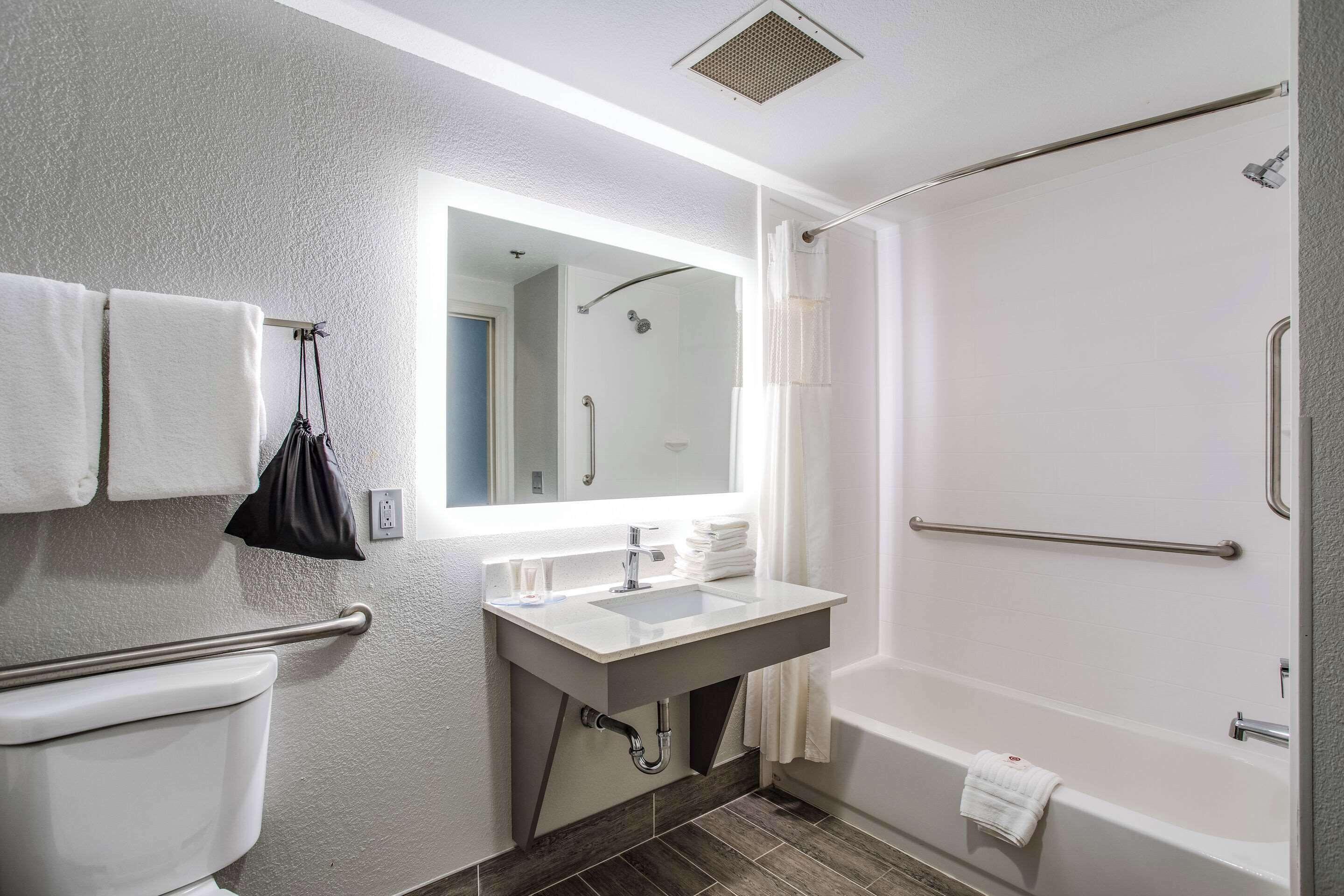 King Room with tub - Accessible/Non-Smoking