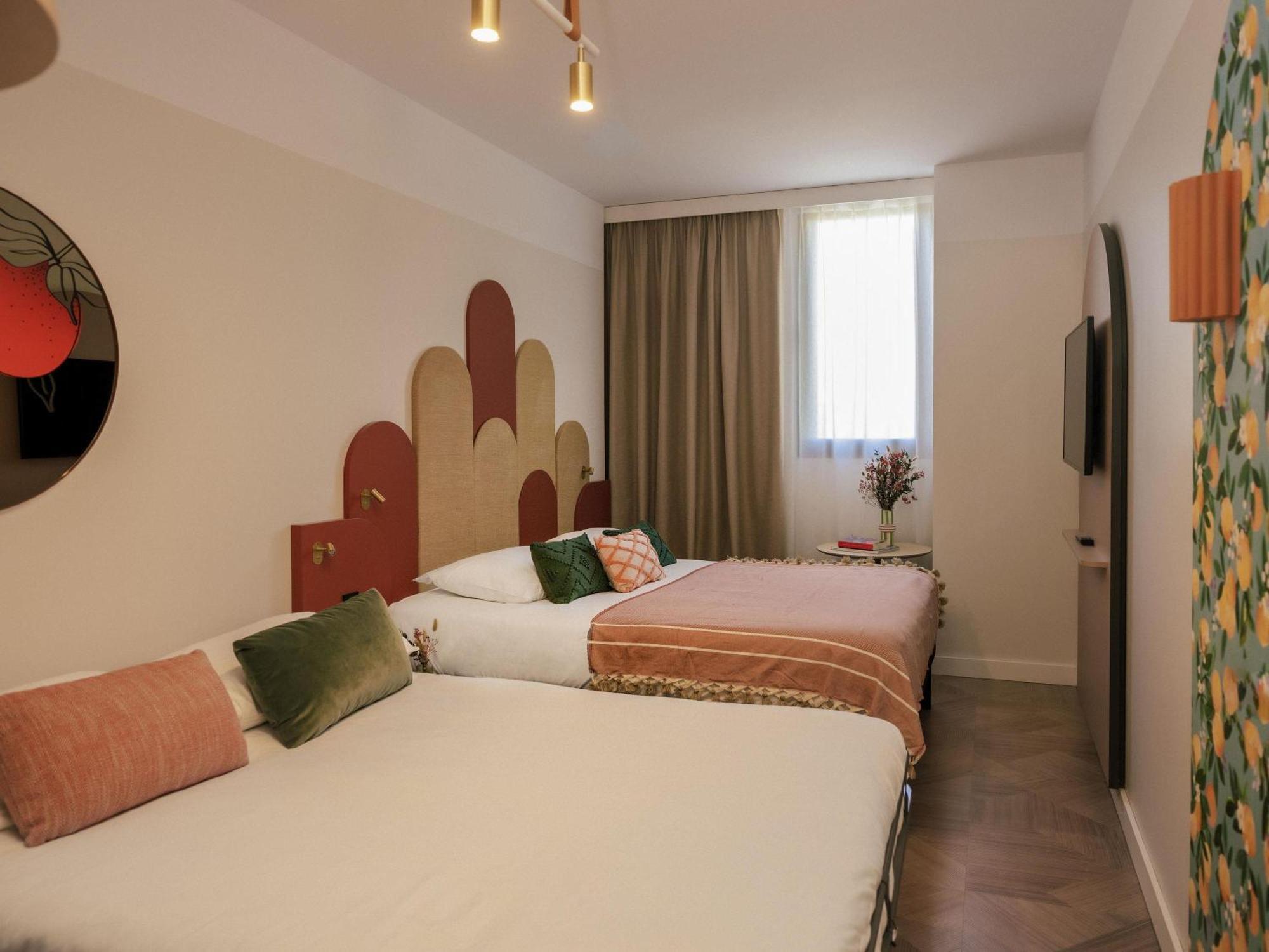 Quarto Familiar com Cama de Casal e Sofá-cama