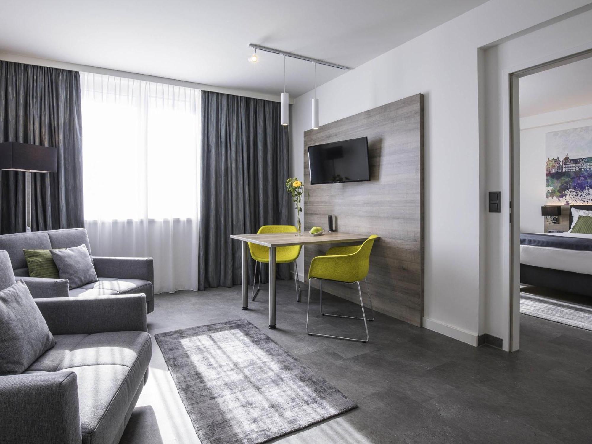 Executive Suite,1756395292:JPEG