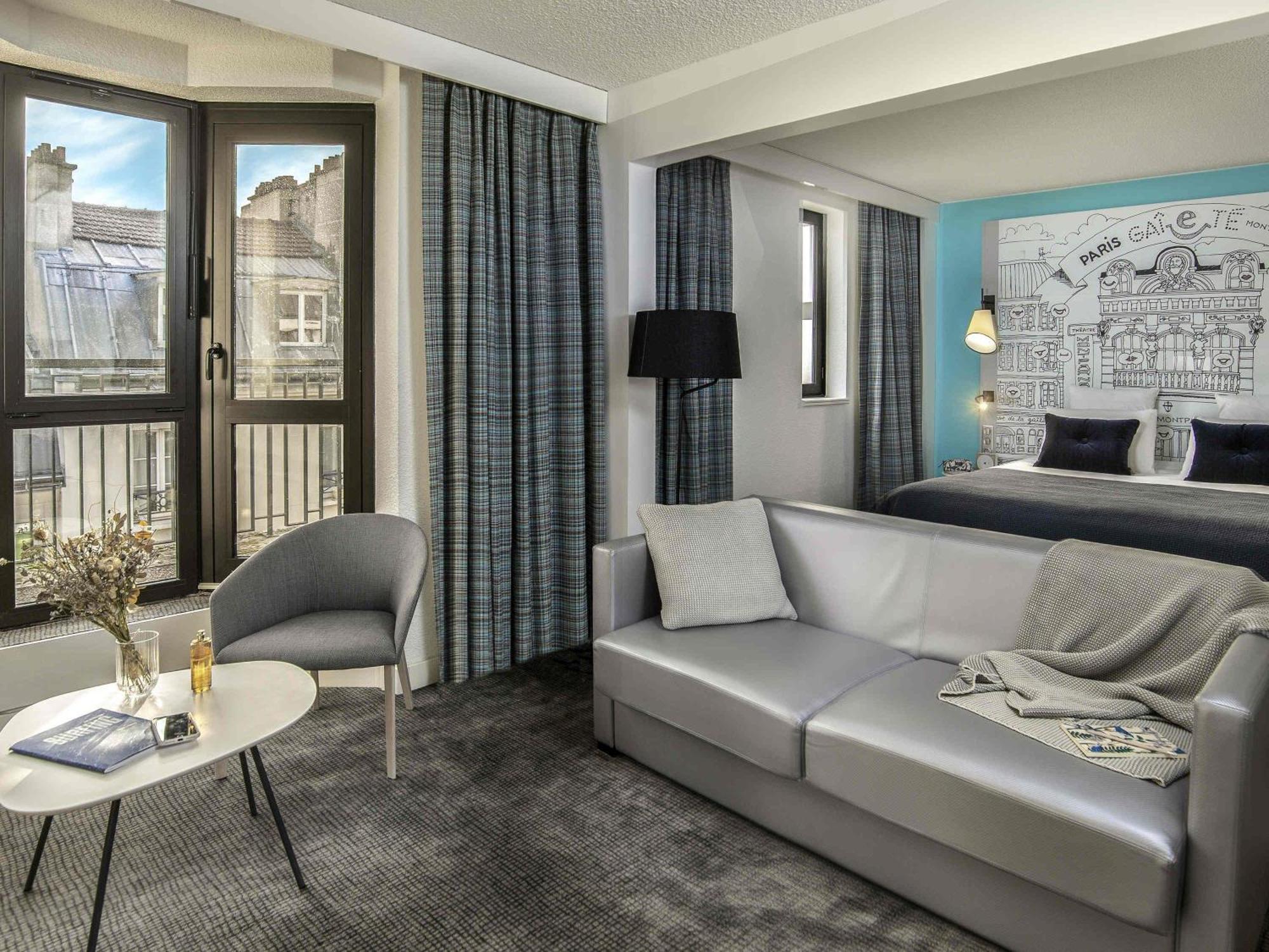 Suíte júnior premium com cama de casal e sofá duplo
