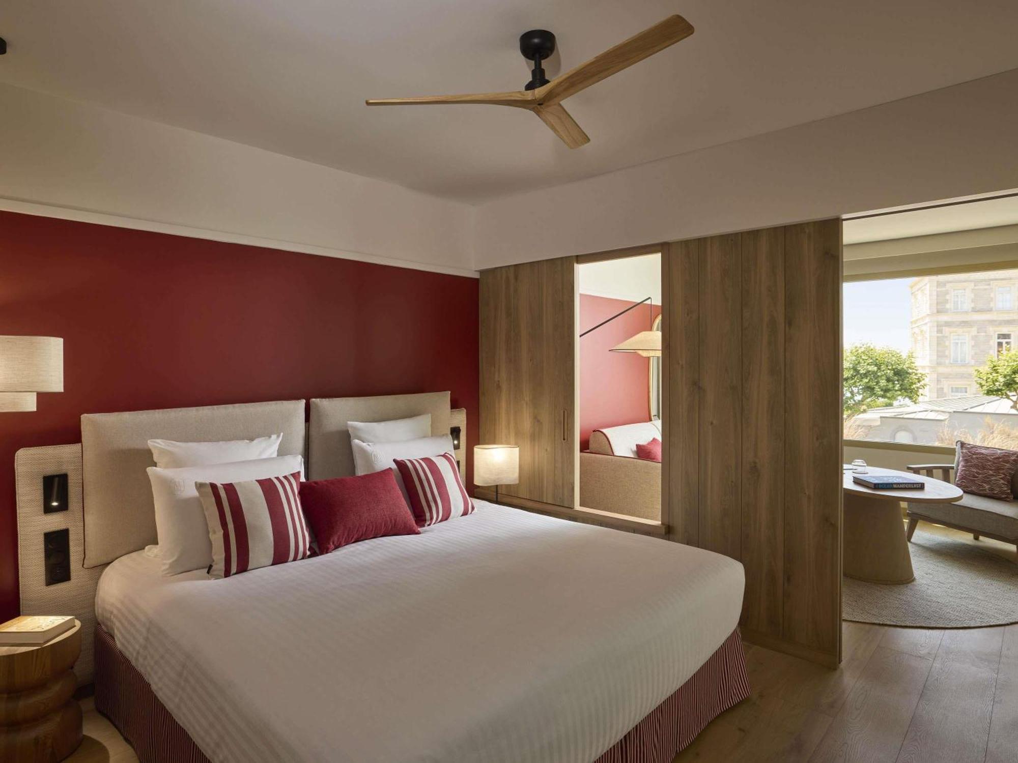 Suite Deluxe con cama extragrande y sofá cama